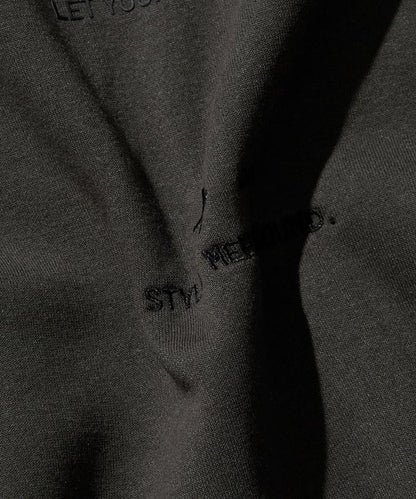 寬鬆版型 單點刺繡 後背印花 下襬抽繩 圓領衛衣