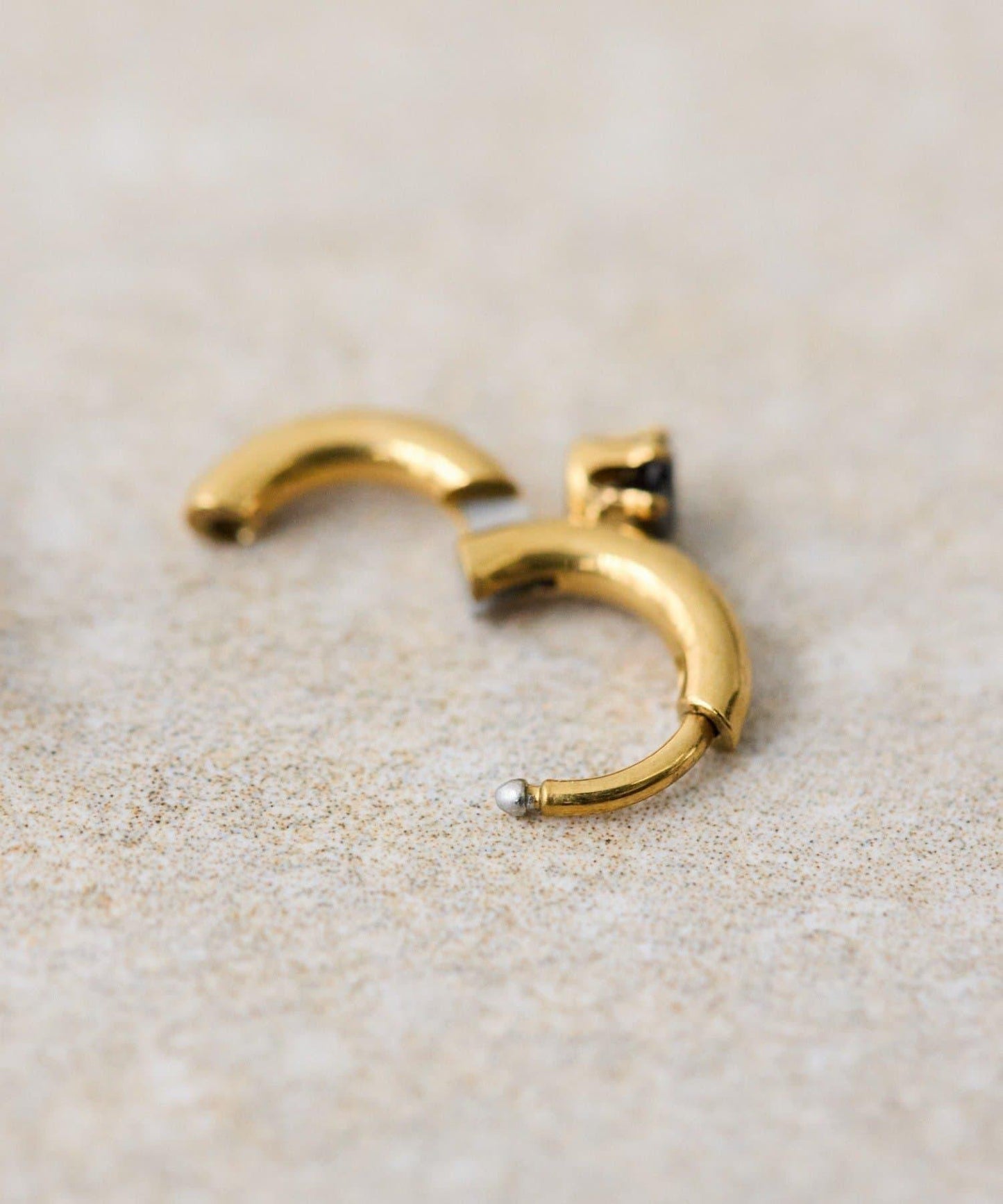 《キャッチレス仕様/金屬アレルギー対応/ステンレス》鑲石迷你圓環耳環