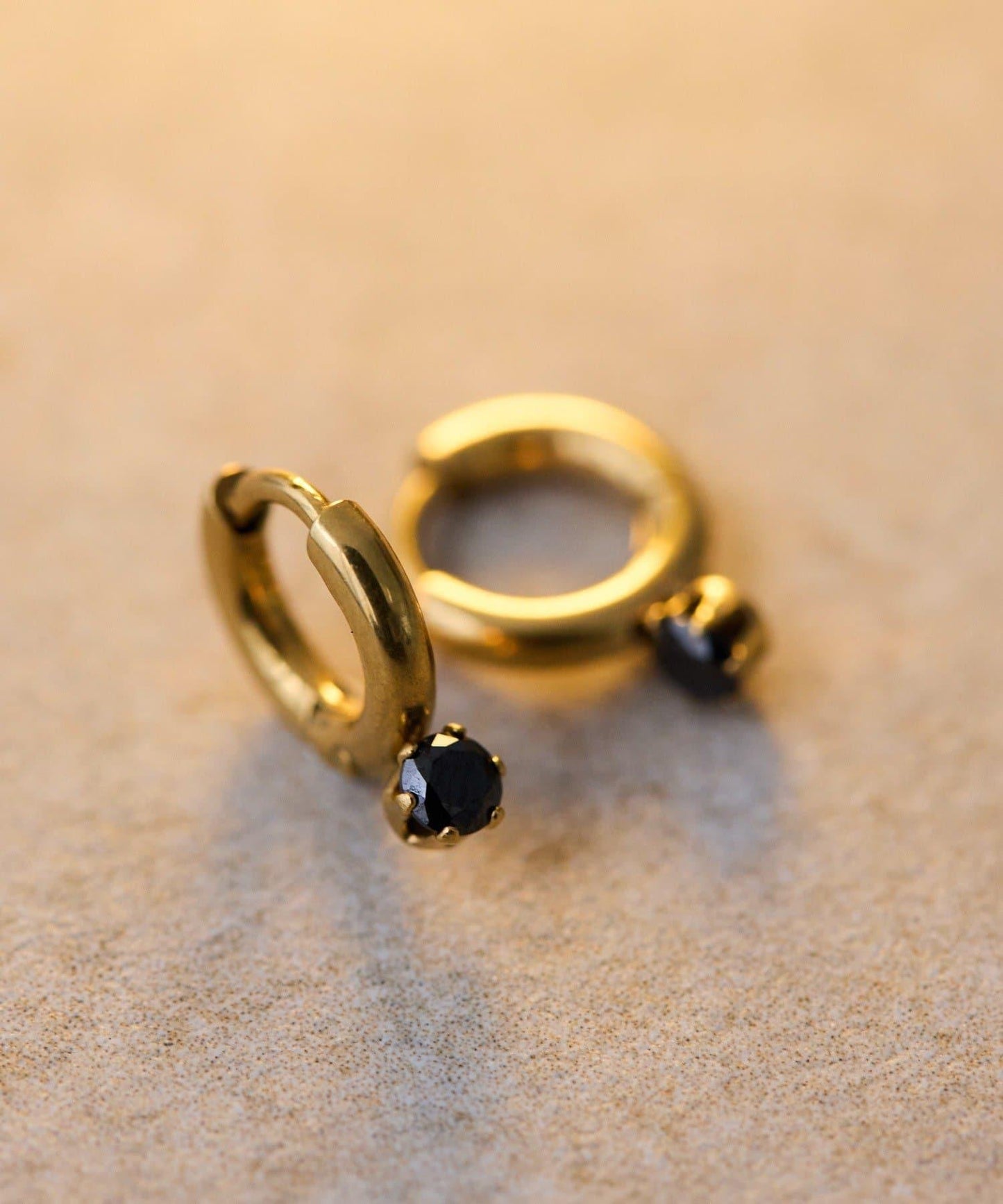 《キャッチレス仕様/金屬アレルギー対応/ステンレス》鑲石迷你圓環耳環