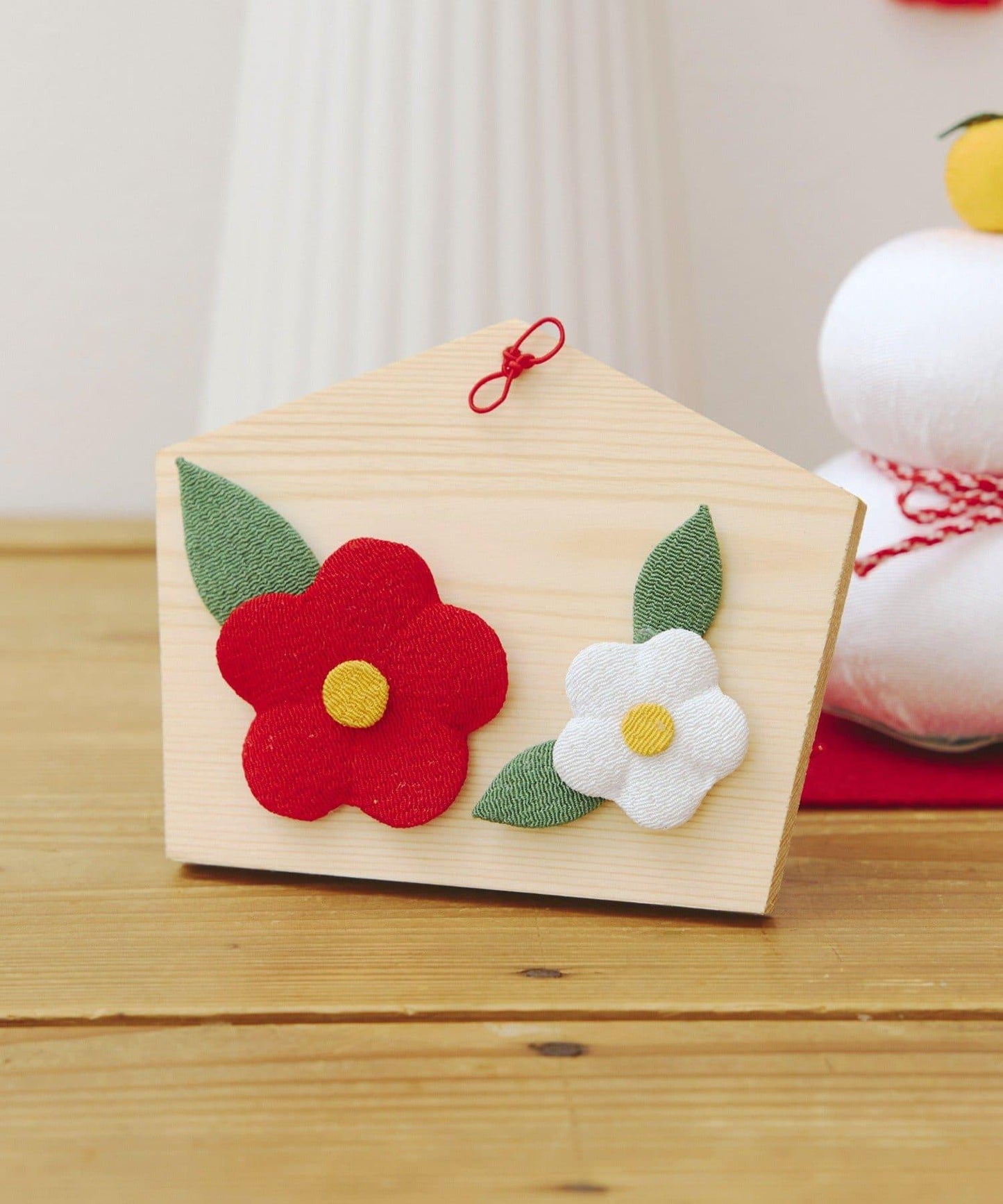 椿の絵馬オブジェ/正月のお飾り