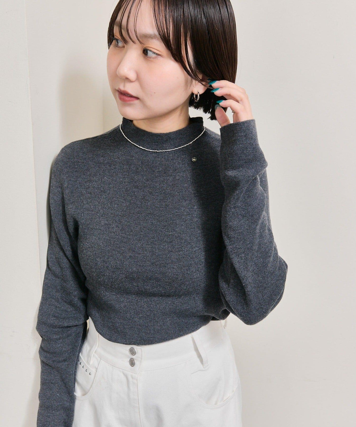 帶飾牌高領針織衫