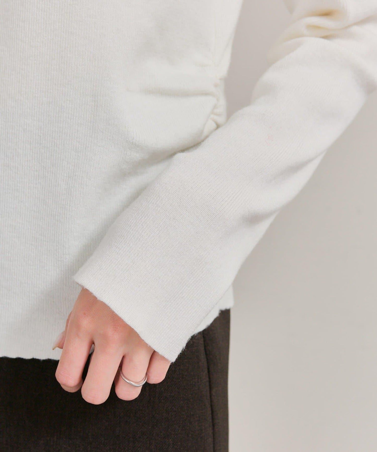 帶飾牌高領針織衫