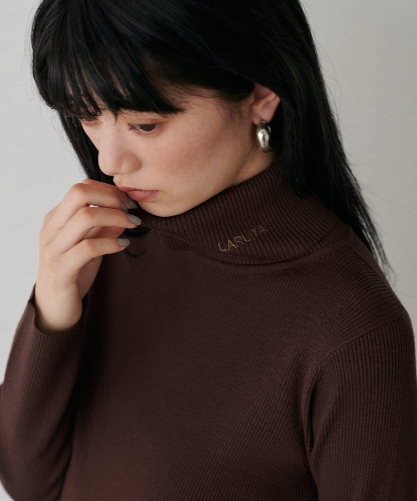 LARUTA標誌刺繡羅紋高領衫