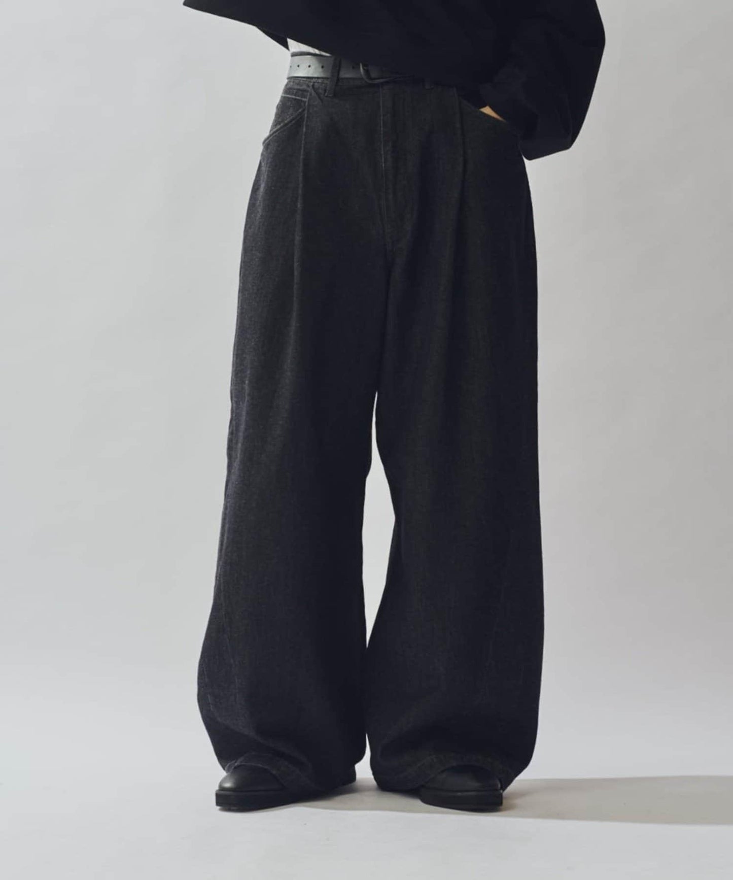 硬挺直筒牛仔褲