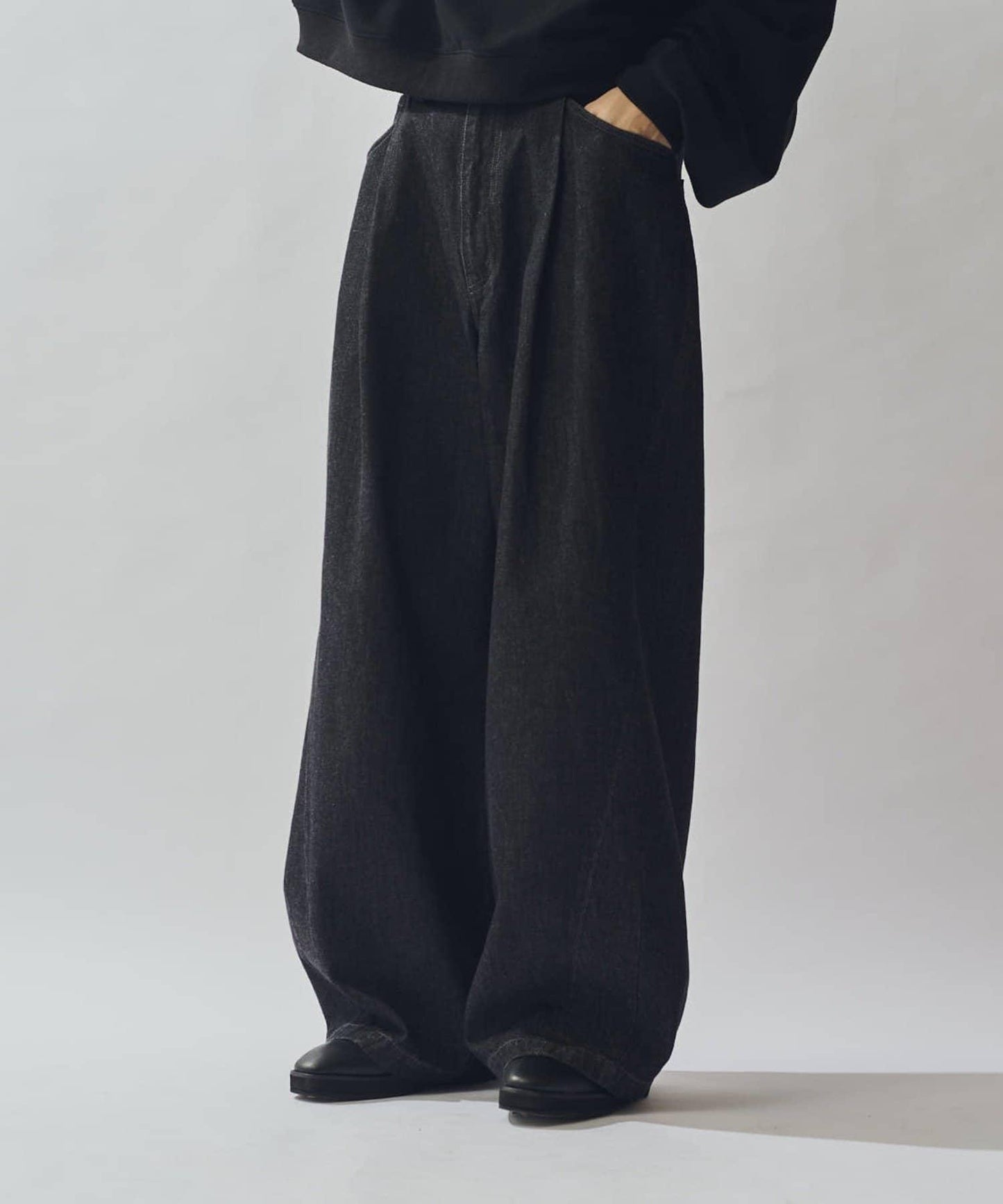 硬挺直筒牛仔褲