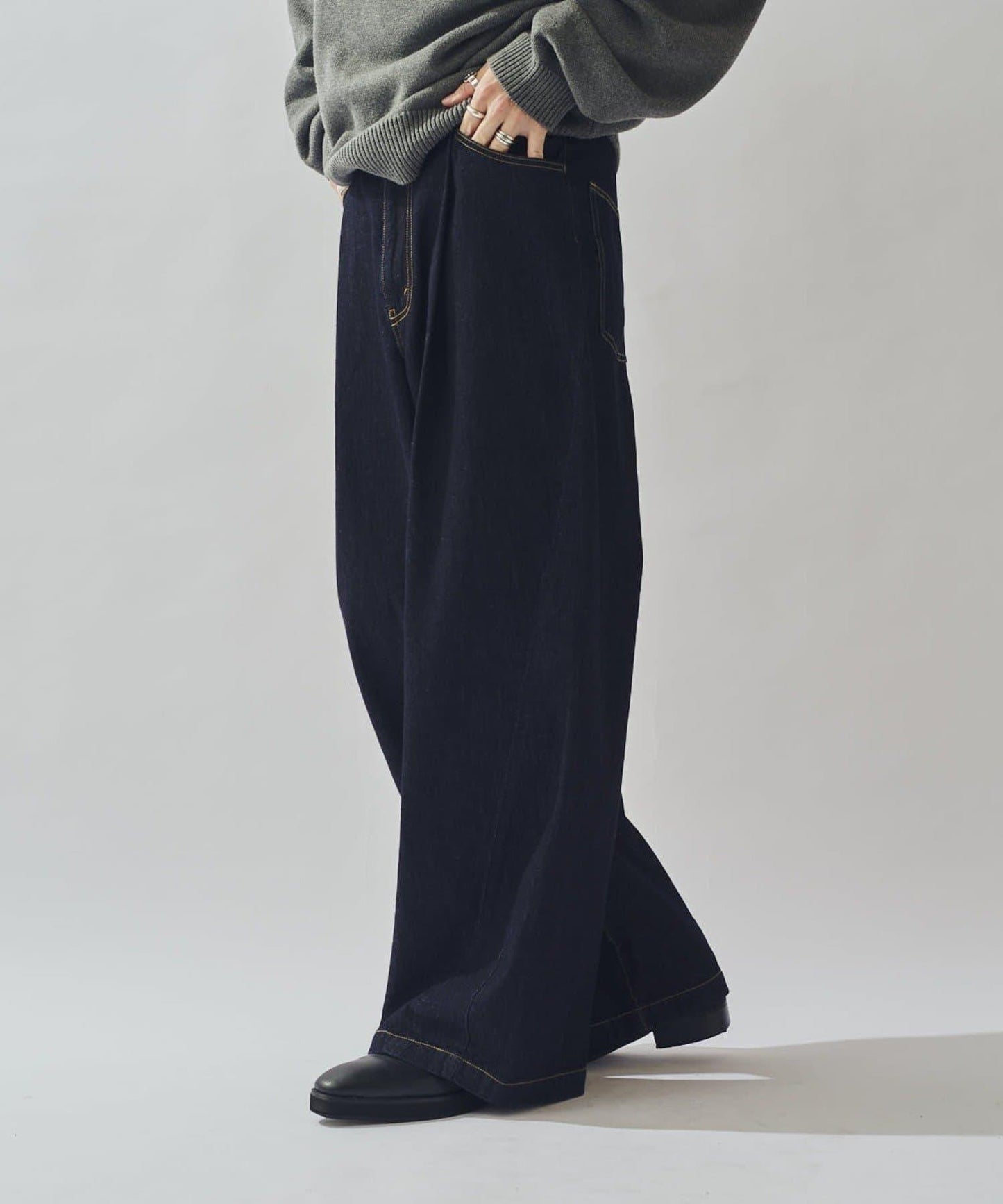 硬挺直筒牛仔褲