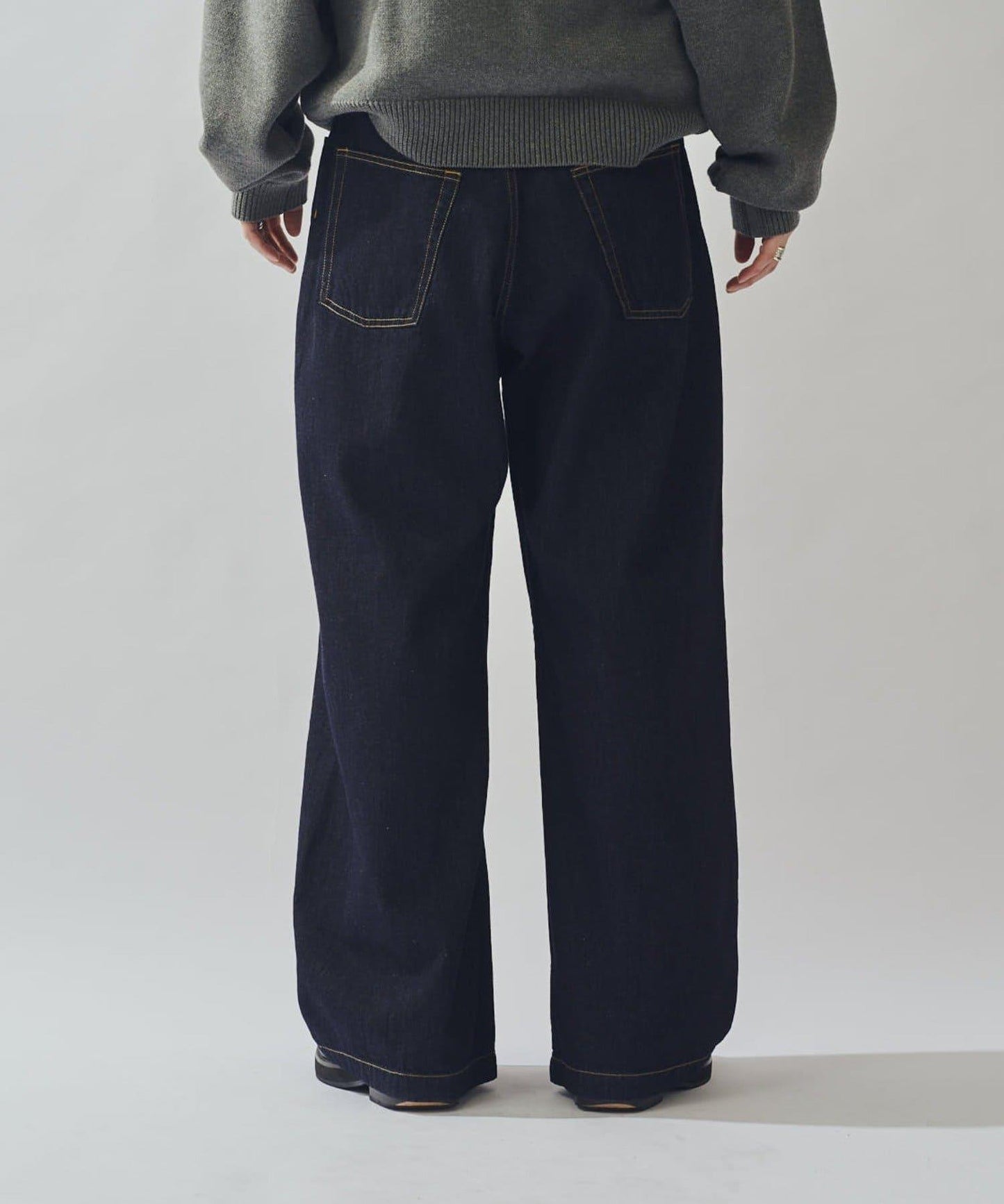 硬挺直筒牛仔褲