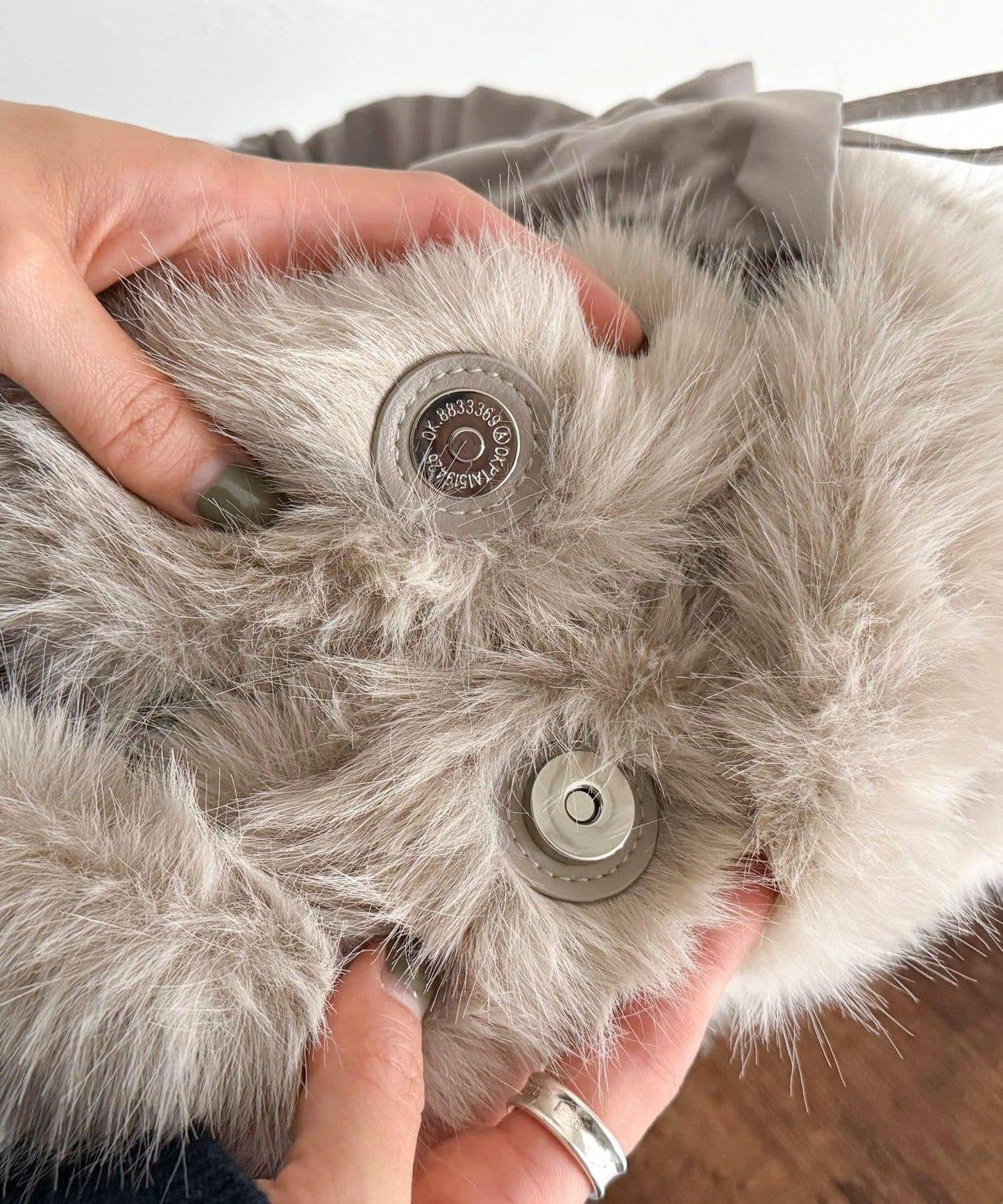 褶皺手柄仿皮草單肩包