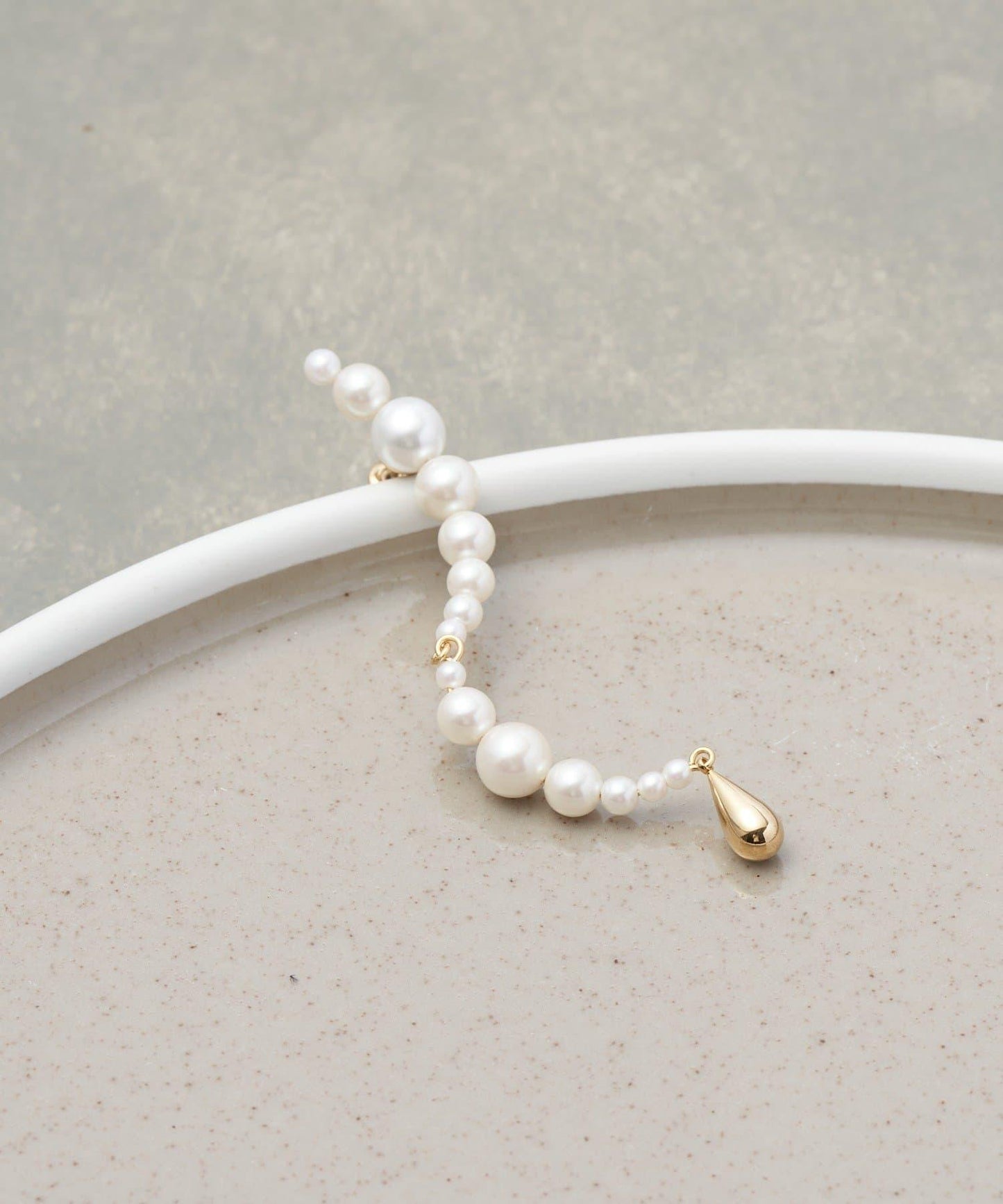 【近日開始】線條珍珠單隻耳釘