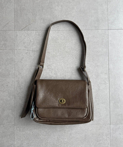 旋轉鎖雙帶皮革包