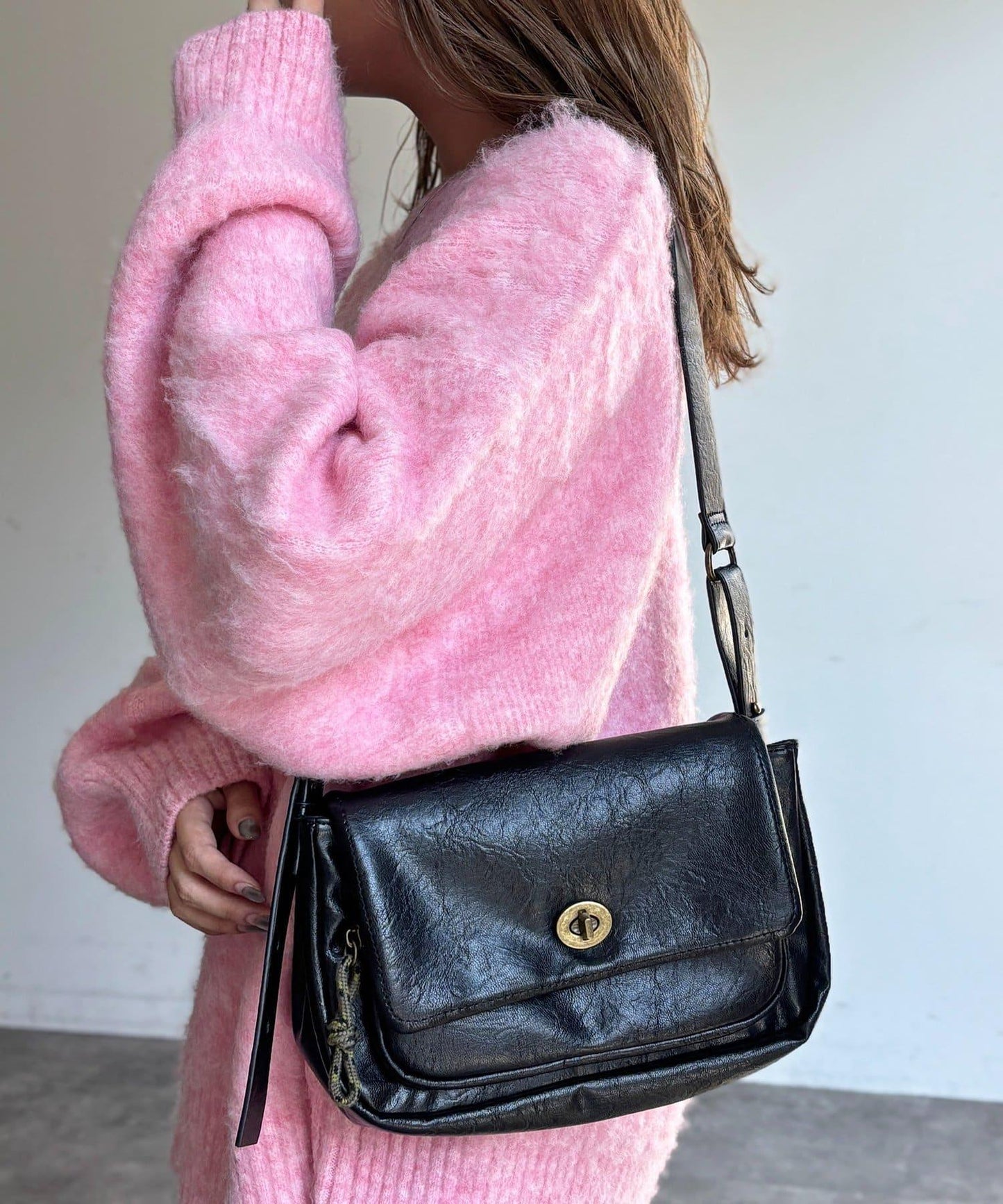 旋轉鎖雙帶皮革包