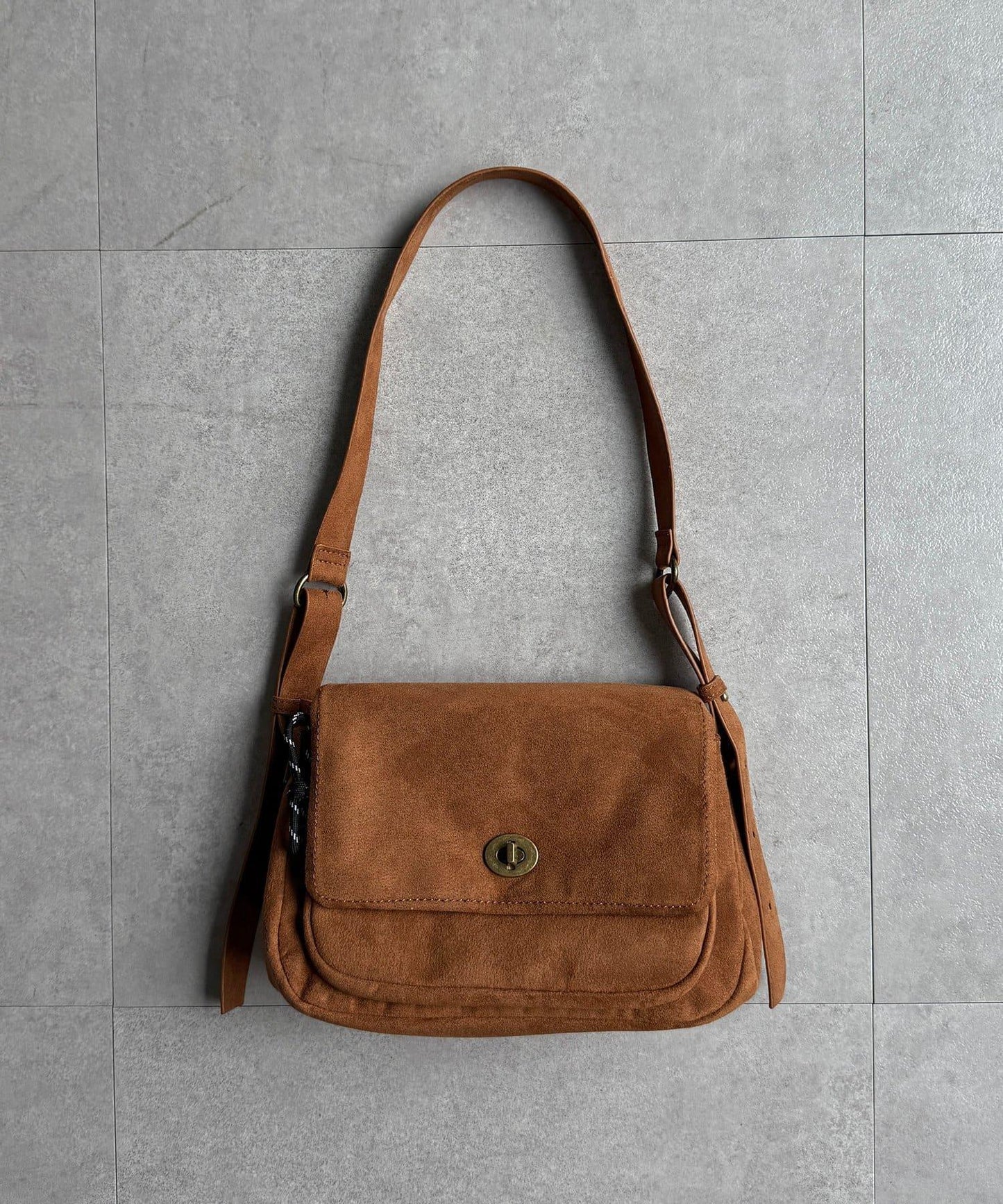 旋轉鎖雙帶皮革包