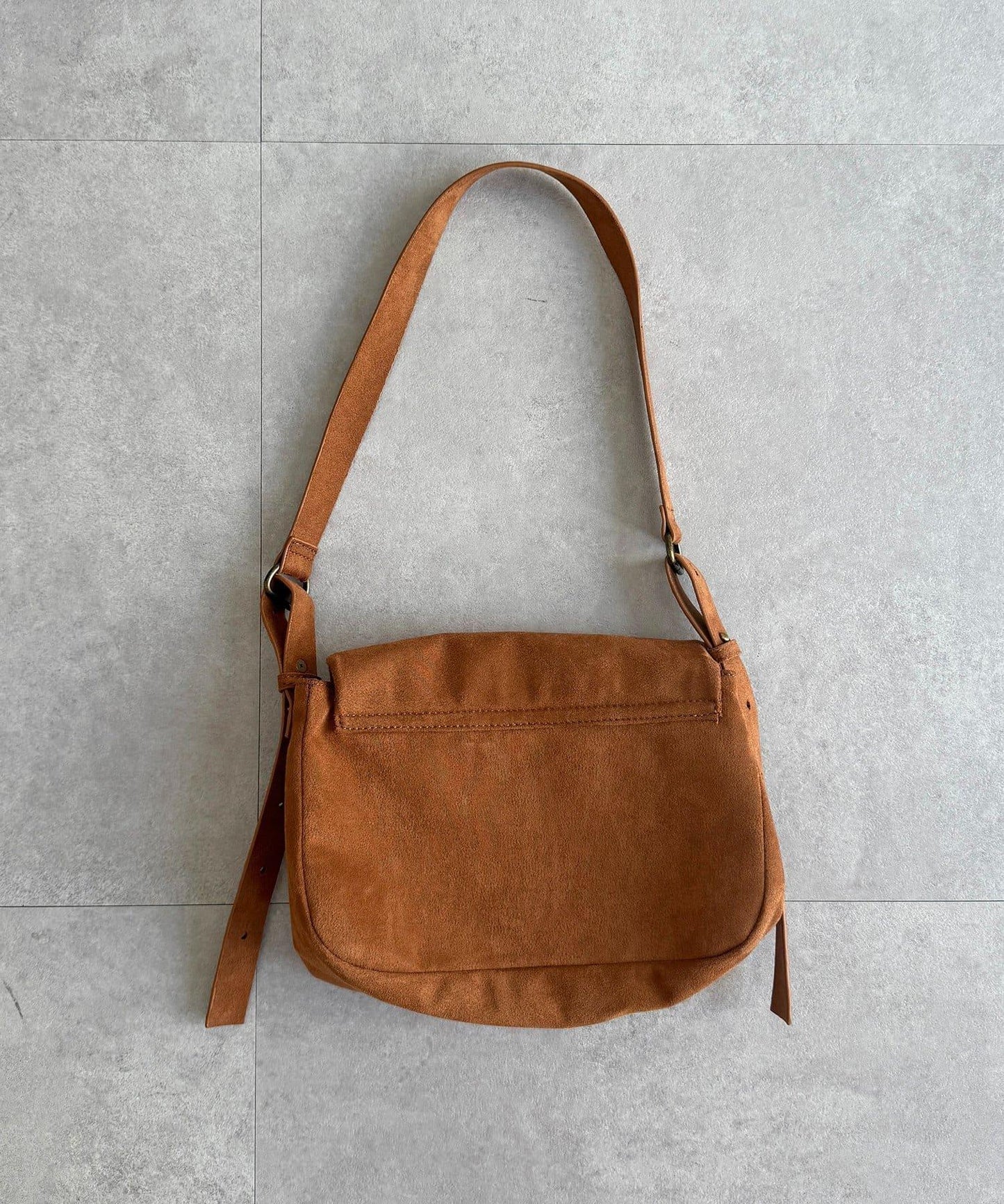 旋轉鎖雙帶皮革包