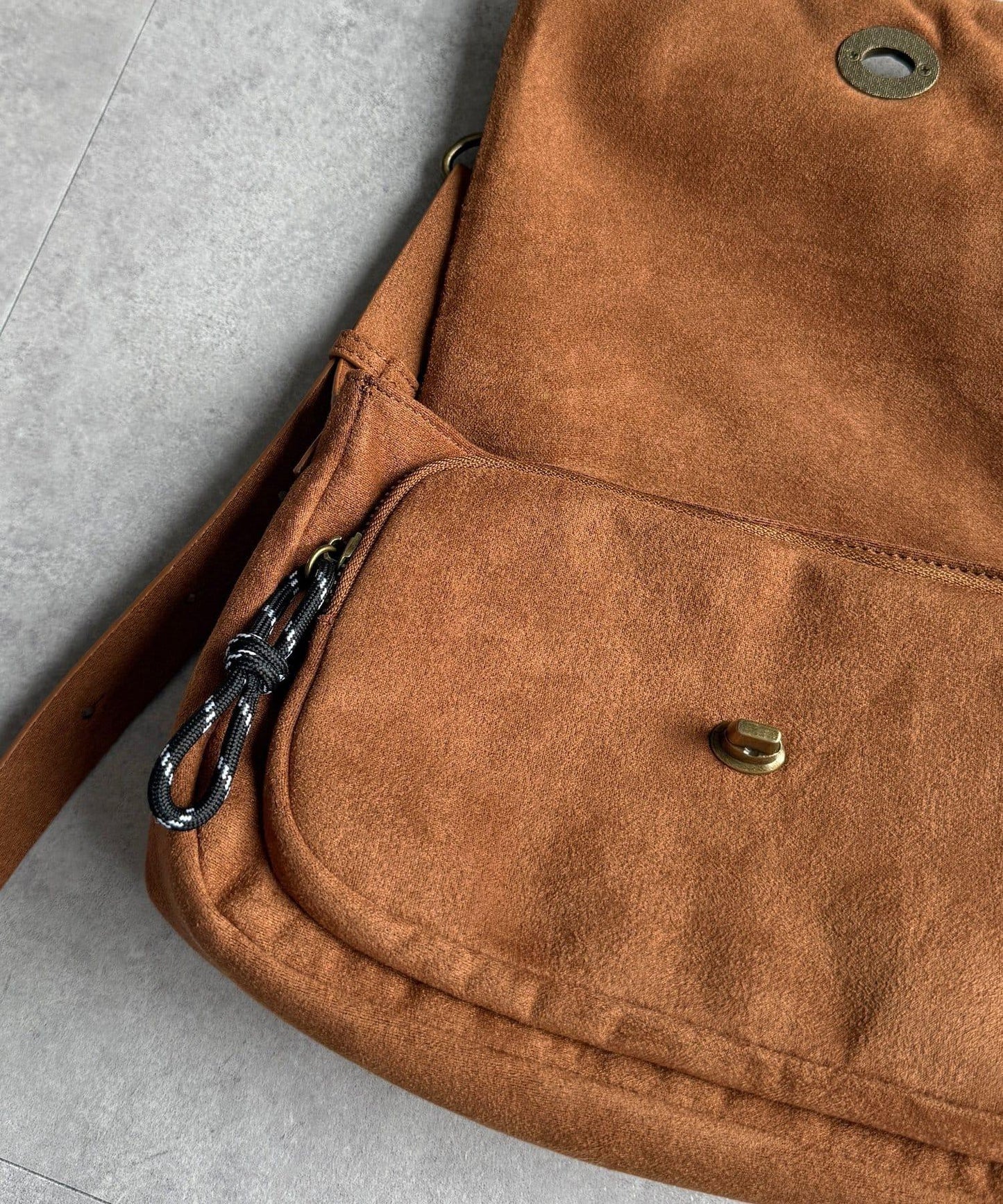 旋轉鎖雙帶皮革包