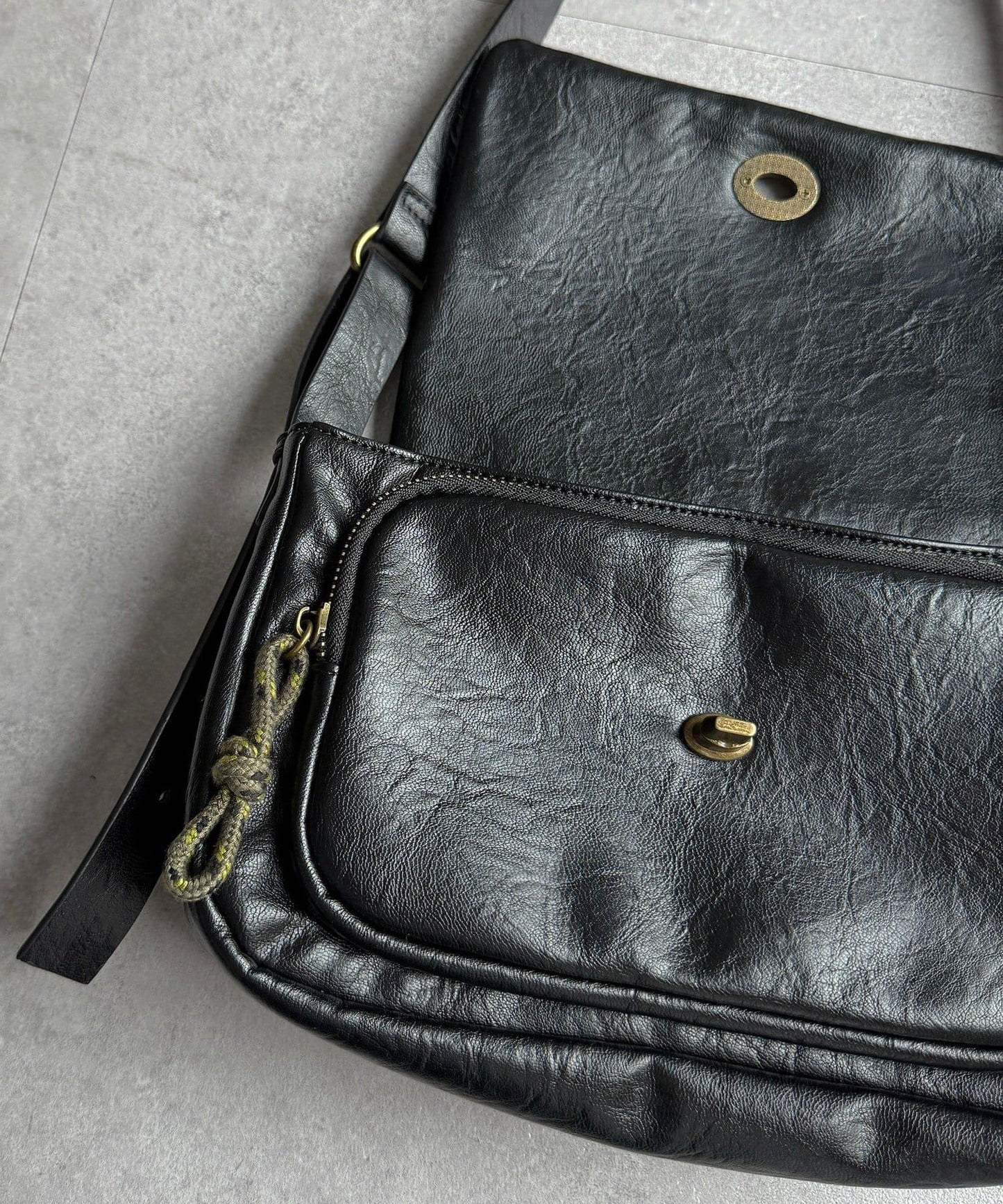 旋轉鎖雙帶皮革包