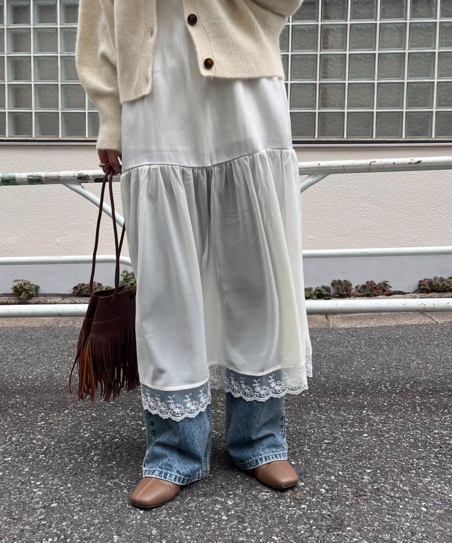 拼接蕾絲下襬緞面吊帶連衣裙