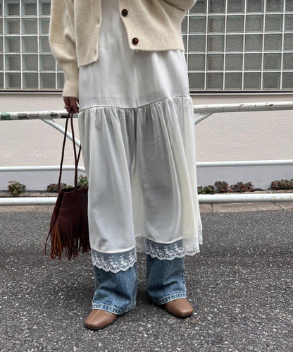 拼接蕾絲下襬緞面吊帶連衣裙