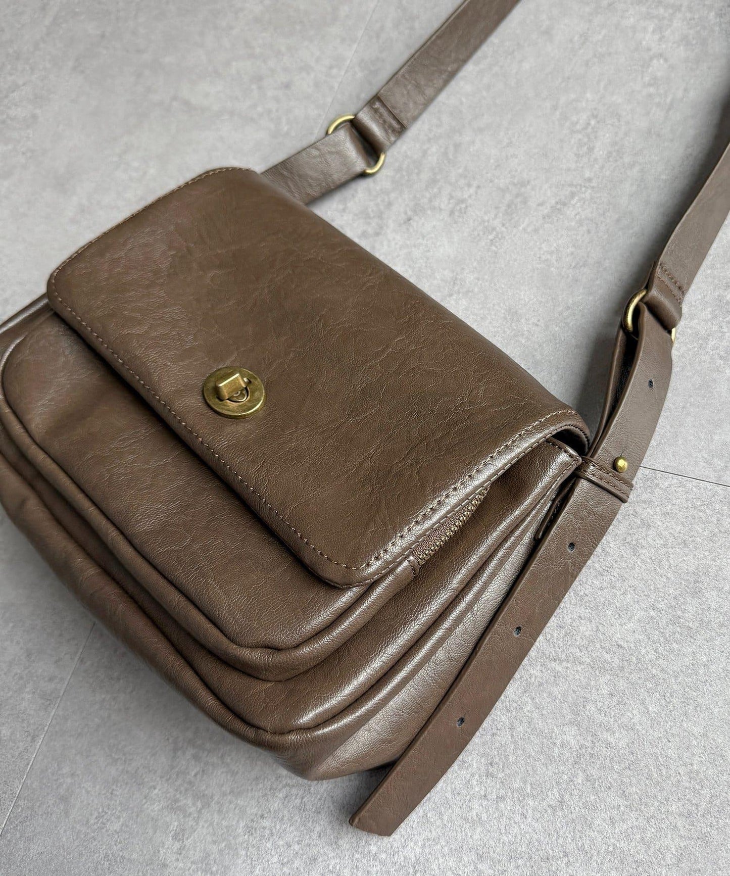 旋轉鎖雙帶皮革包