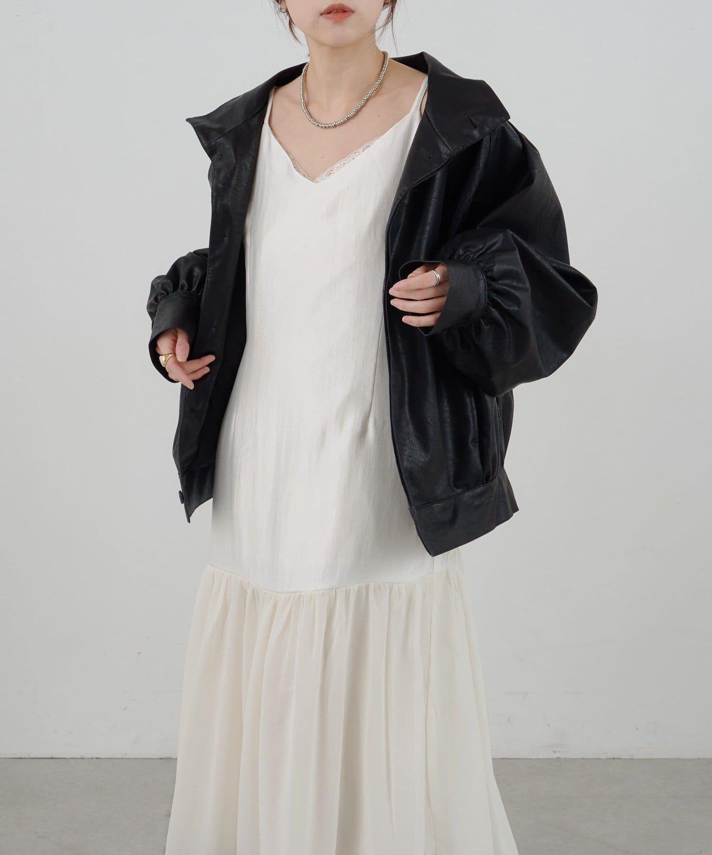 拼接蕾絲下襬緞面吊帶連衣裙