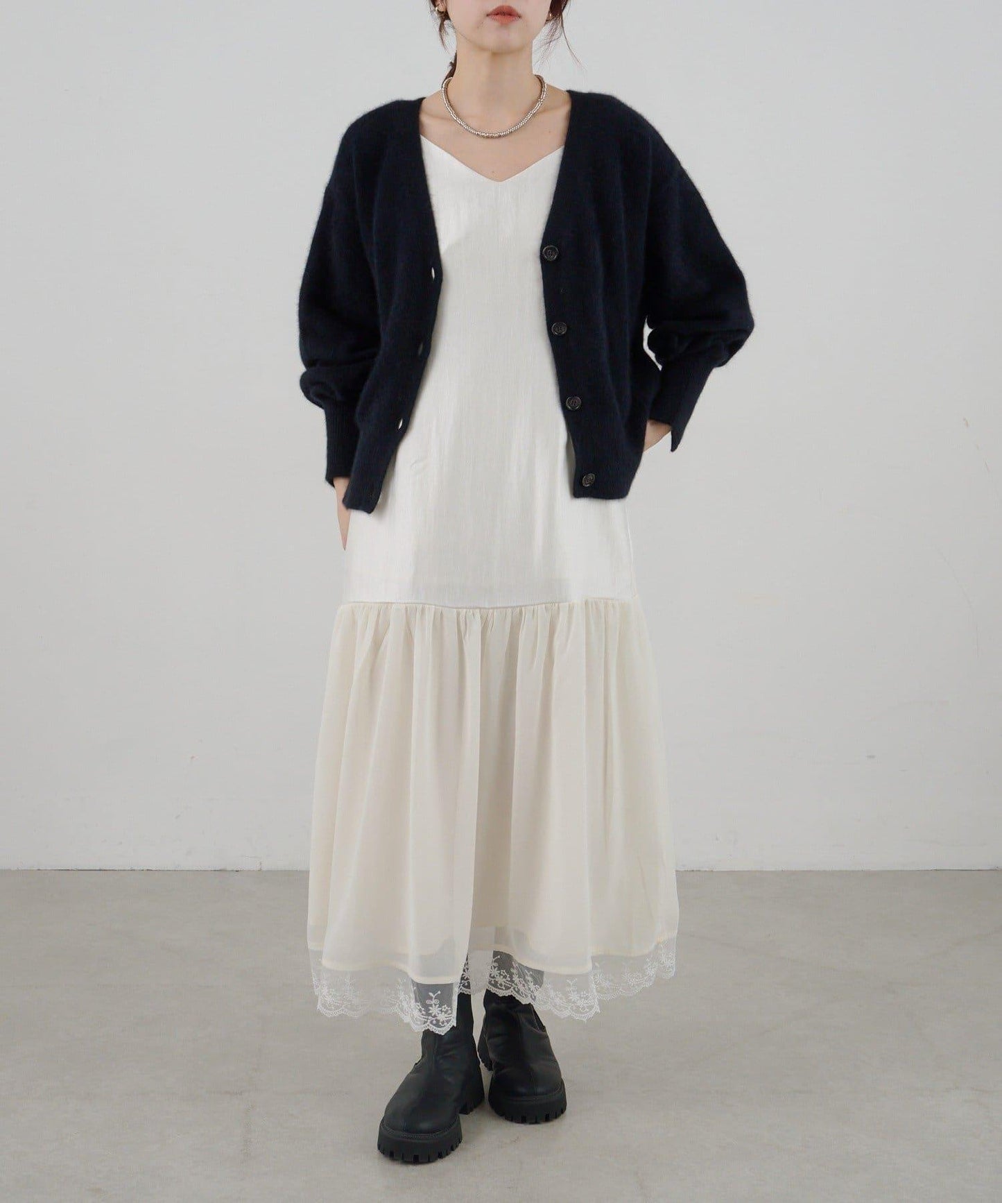 拼接蕾絲下襬緞面吊帶連衣裙