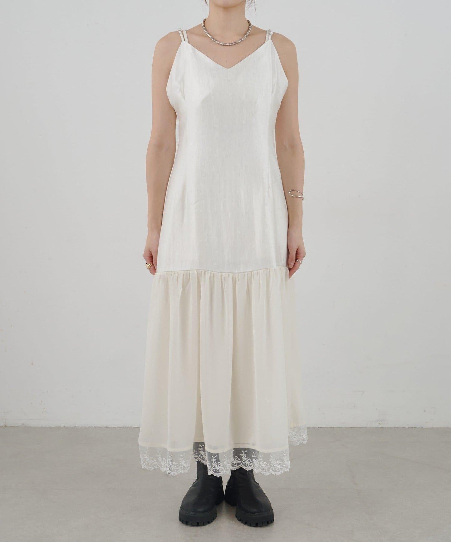 拼接蕾絲下襬緞面吊帶連衣裙