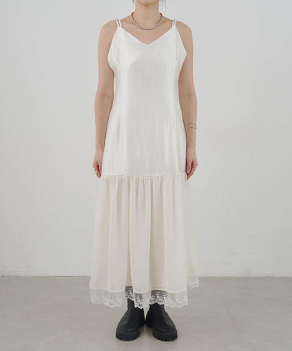 拼接蕾絲下襬緞面吊帶連衣裙