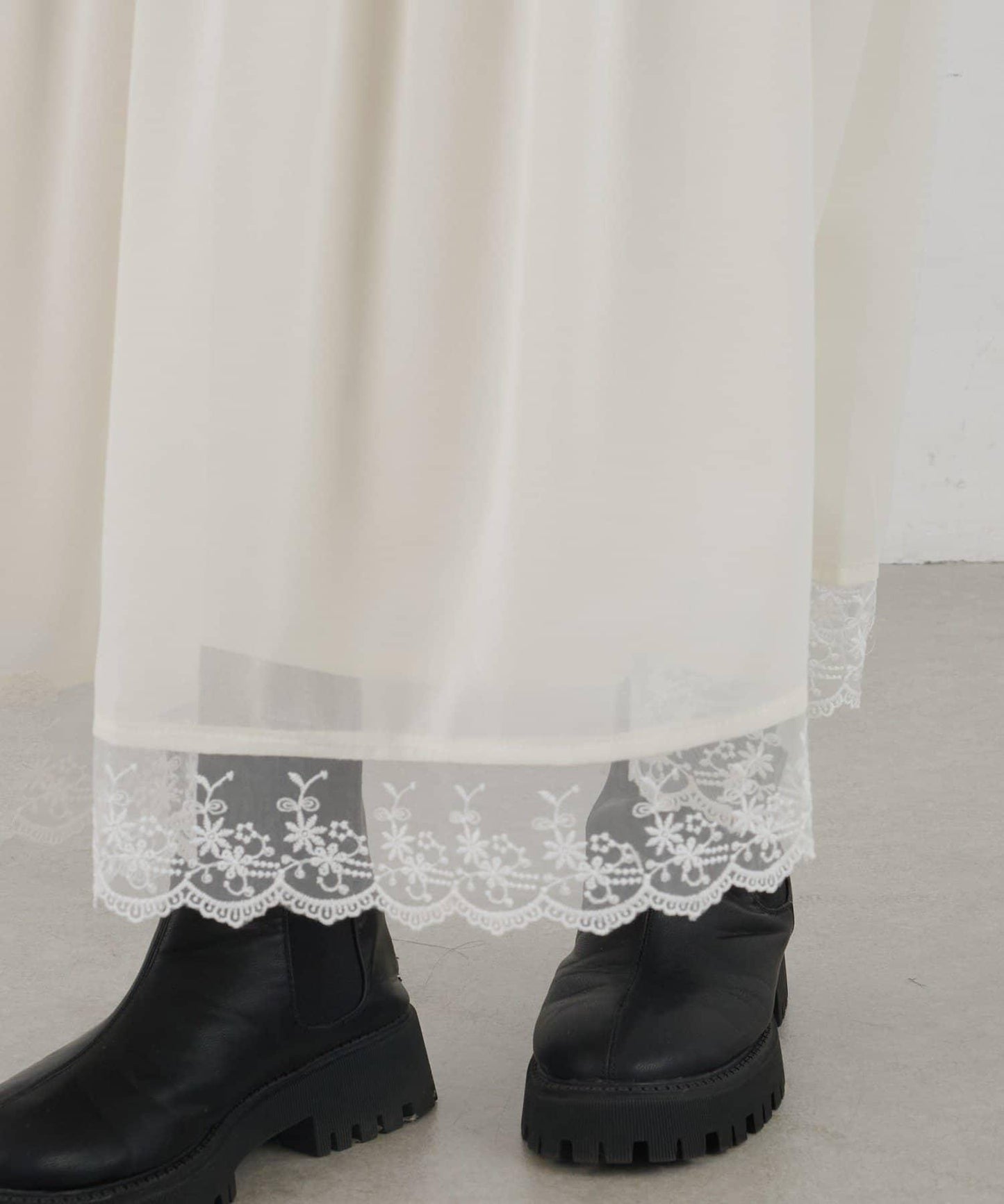 拼接蕾絲下襬緞面吊帶連衣裙