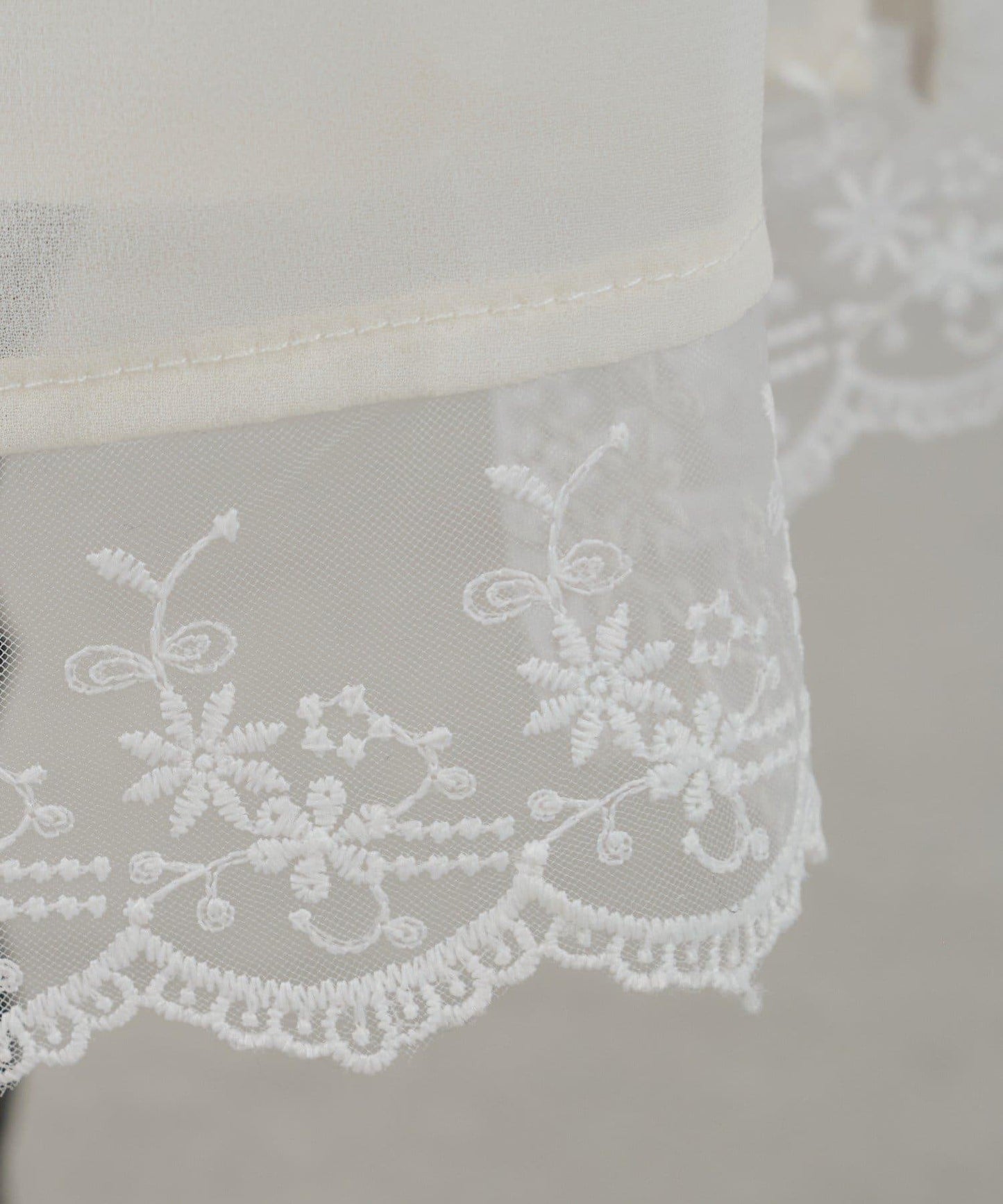 拼接蕾絲下襬緞面吊帶連衣裙