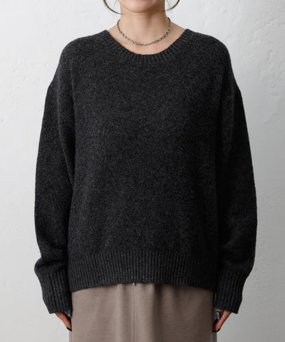 柔軟圓領針織套頭衫