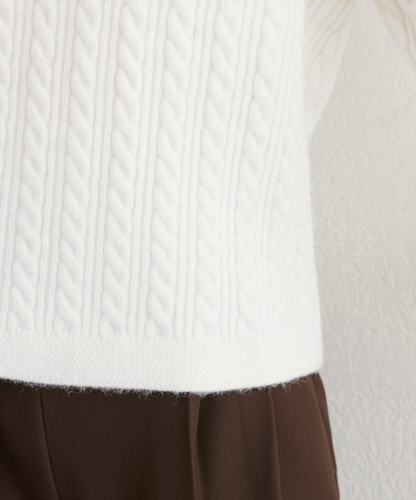 柔軟蓬鬆麻花針織套頭衫