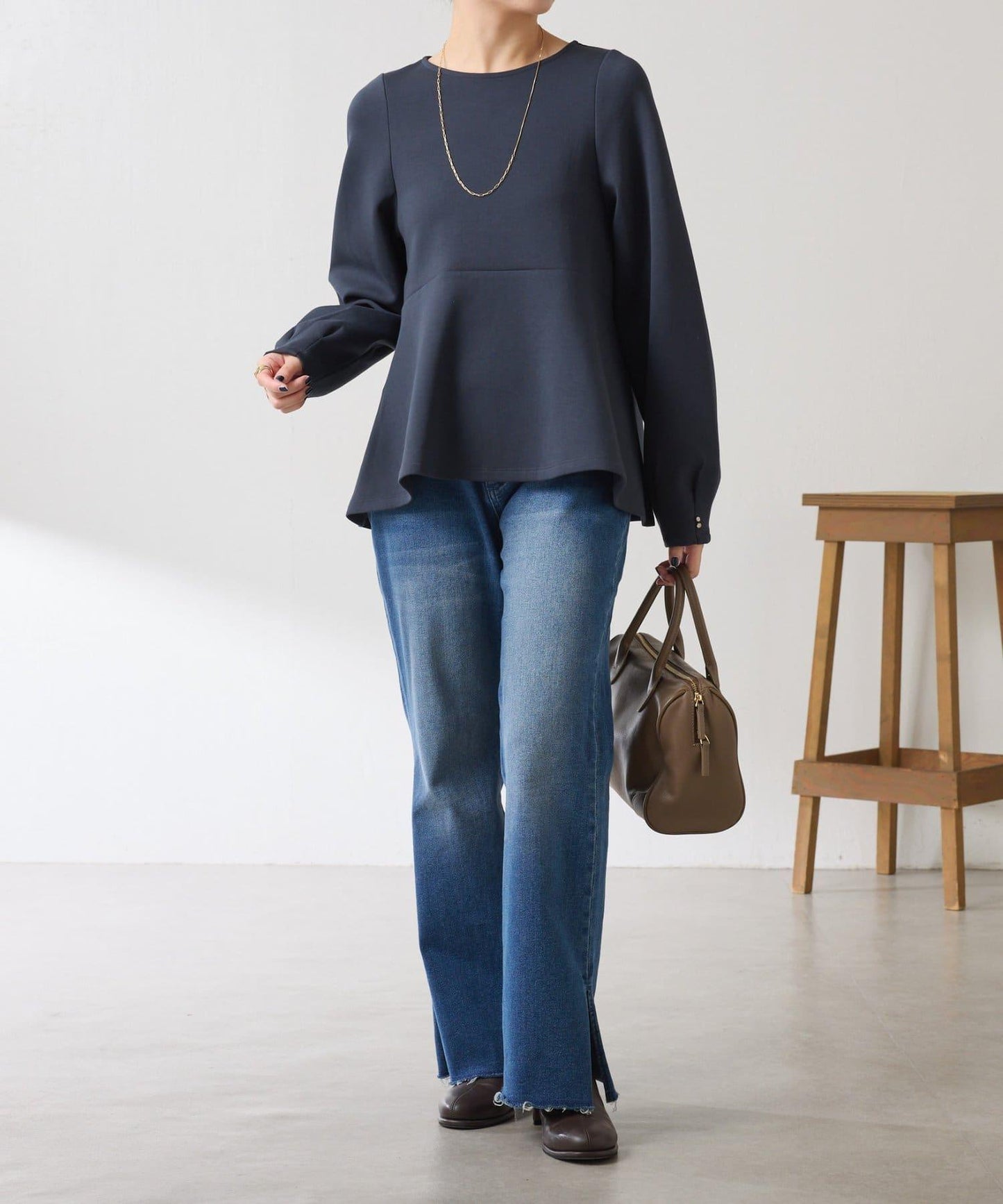 【顯瘦/顯腿長效果】袖部裝飾短款荷葉邊上衣