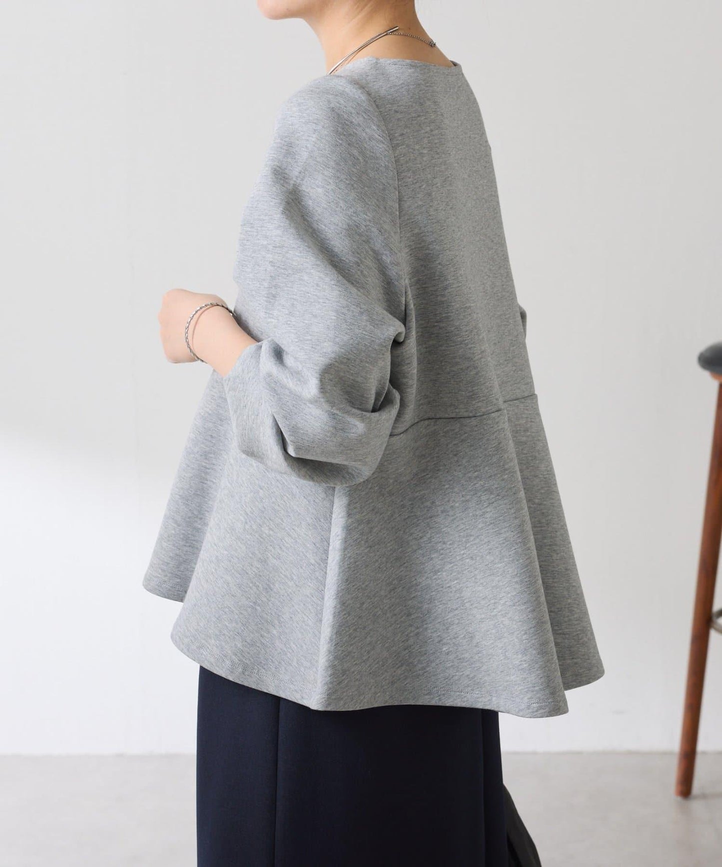 【顯瘦/顯腿長效果】袖部裝飾短款荷葉邊上衣