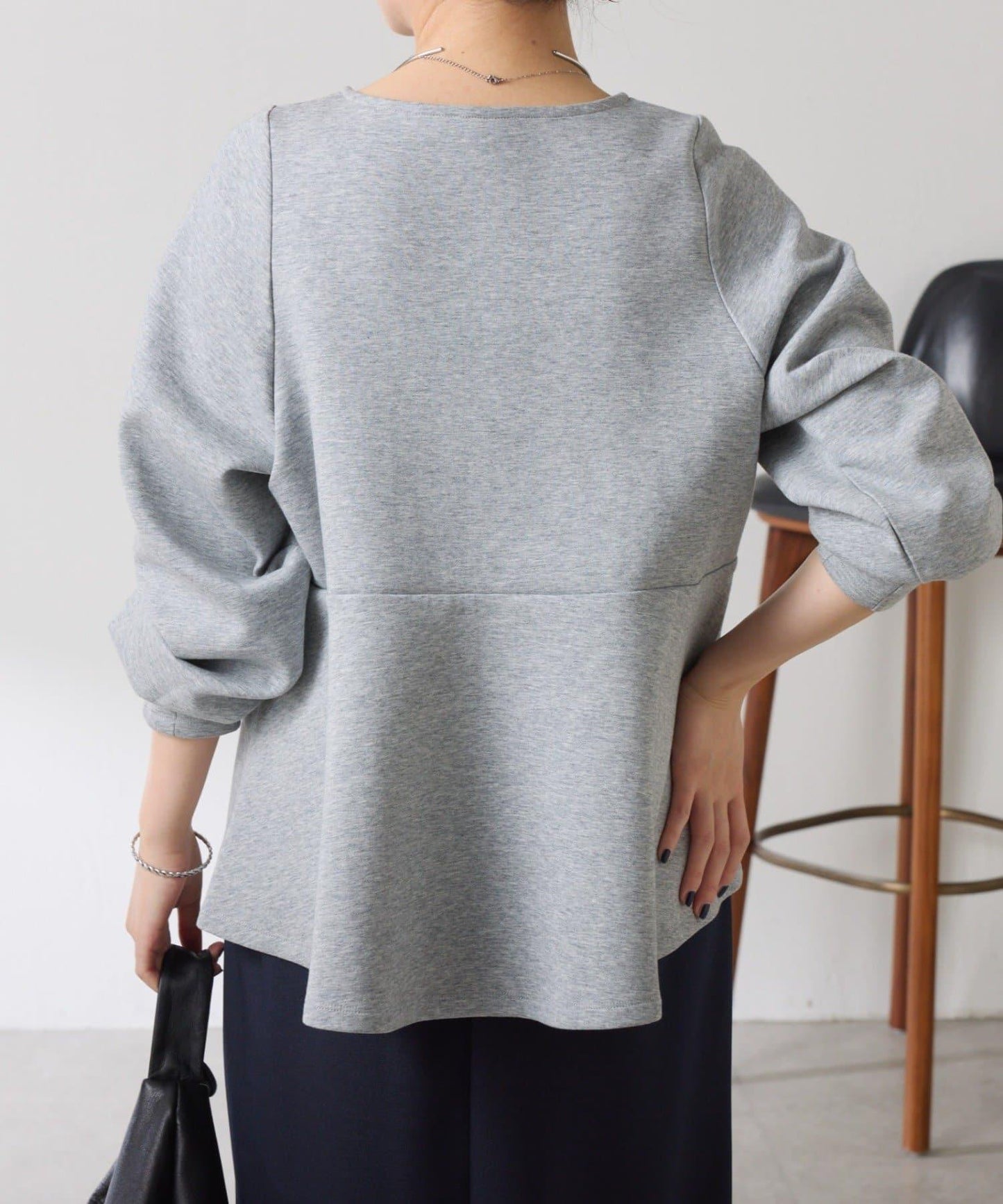 【顯瘦/顯腿長效果】袖部裝飾短款荷葉邊上衣