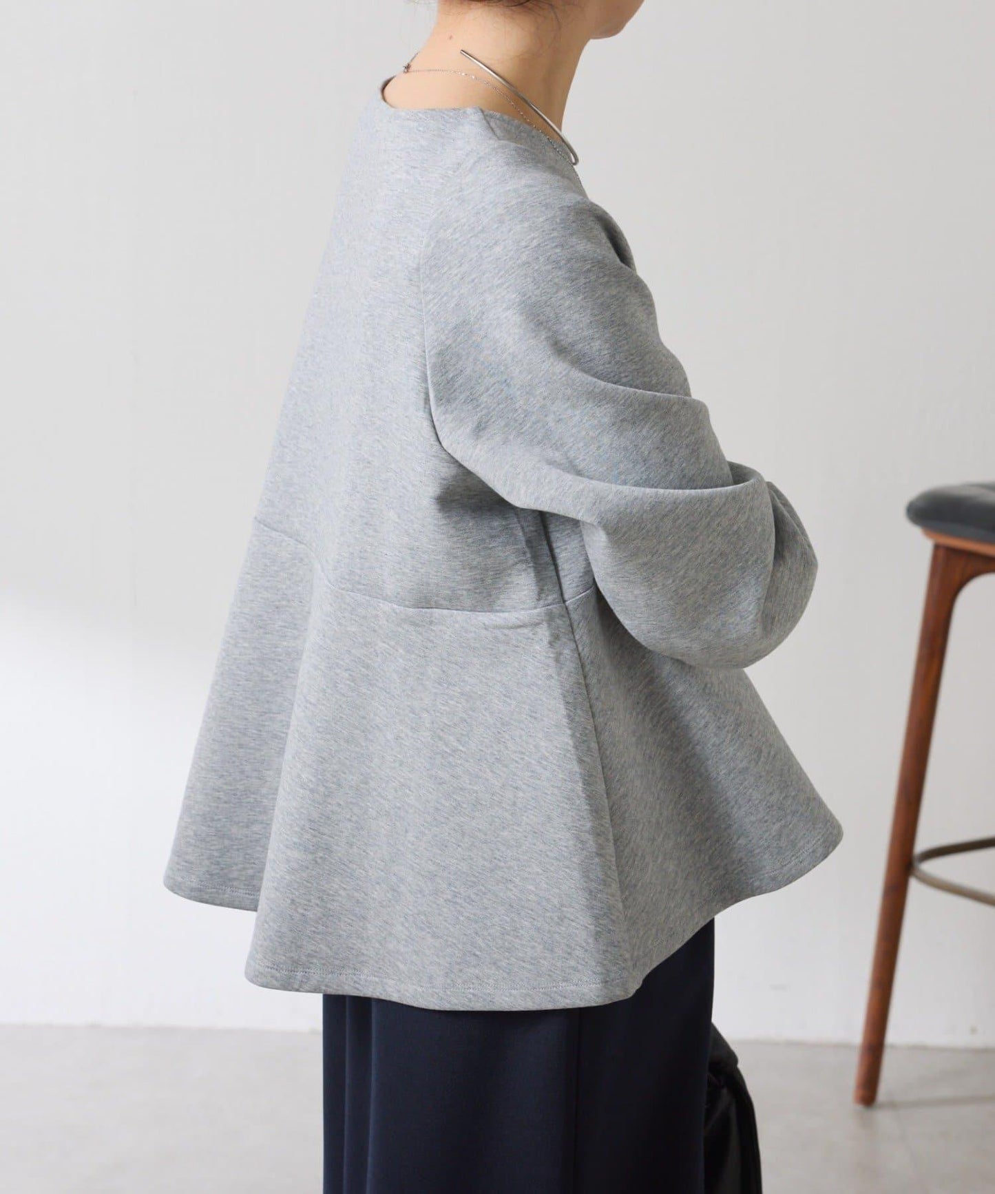 【顯瘦/顯腿長效果】袖部裝飾短款荷葉邊上衣