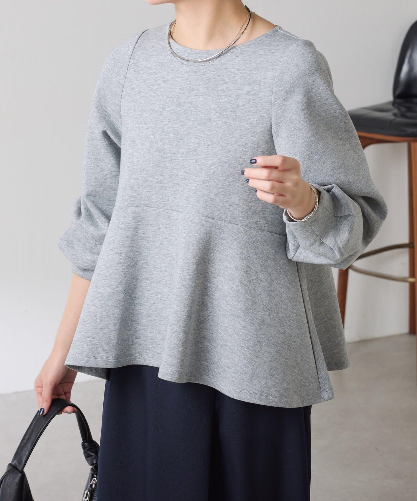 【顯瘦/顯腿長效果】袖部裝飾短款荷葉邊上衣