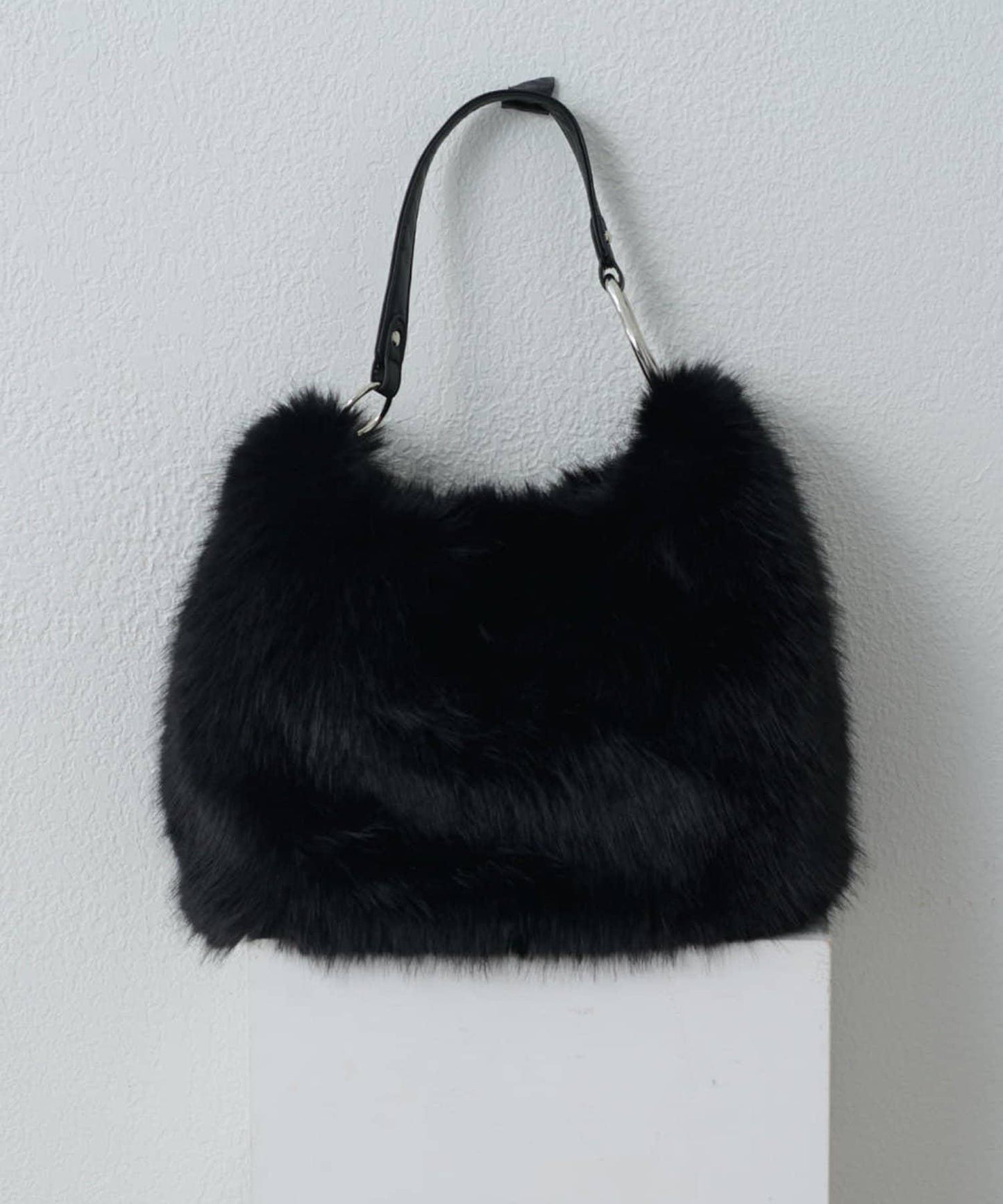 波浪扣皮革手柄毛絨揹包