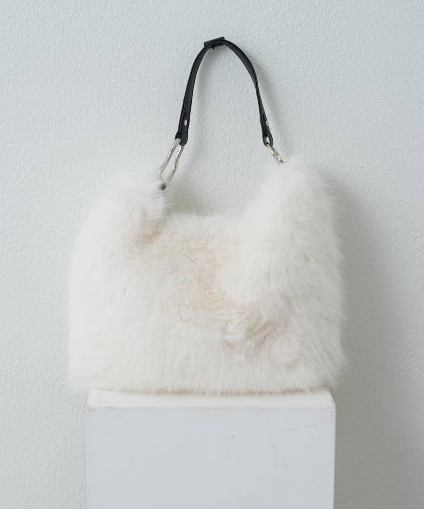 波浪扣皮革手柄毛絨揹包