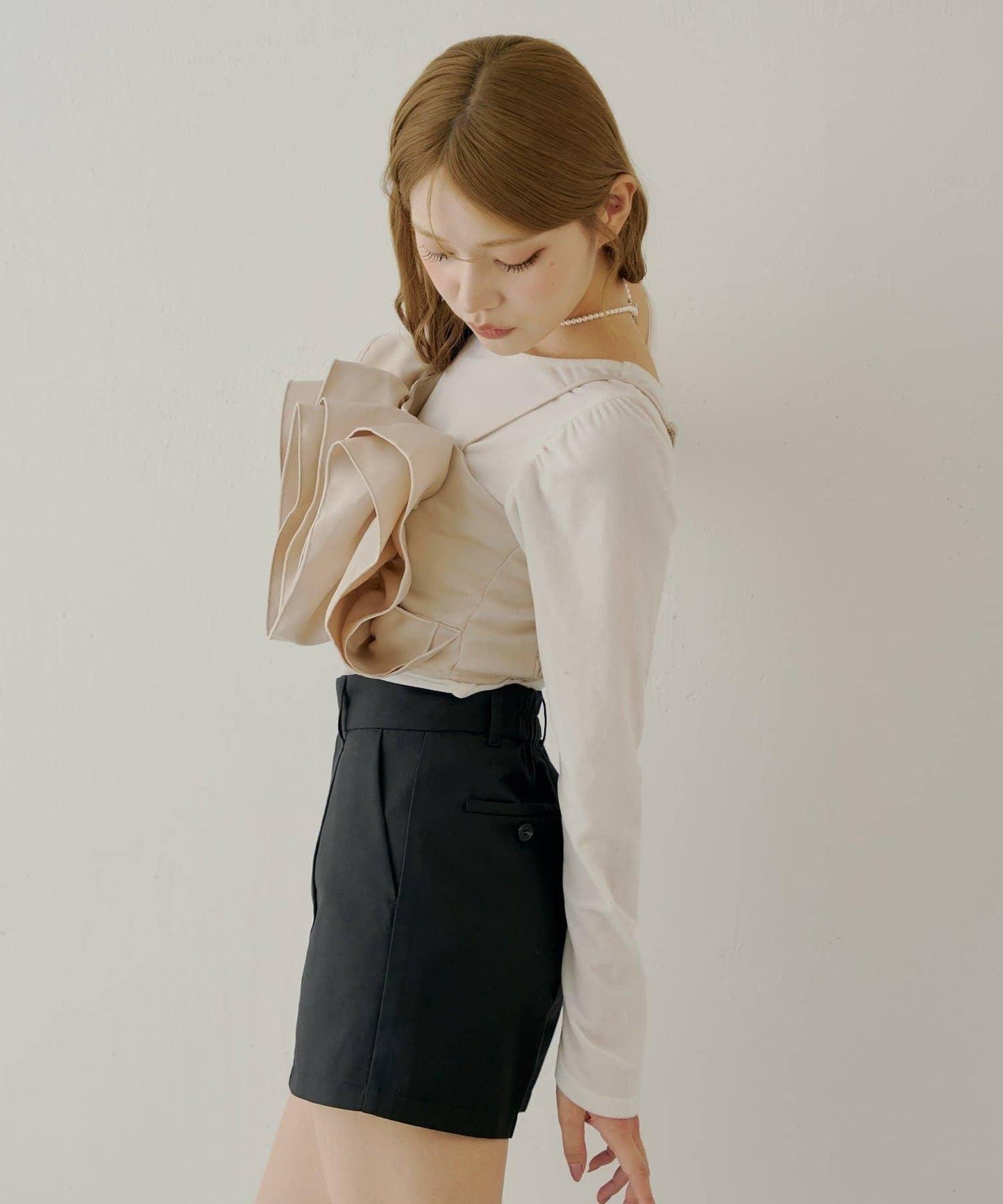 【Chico】荷葉邊吊帶+天鵝絨上衣套裝