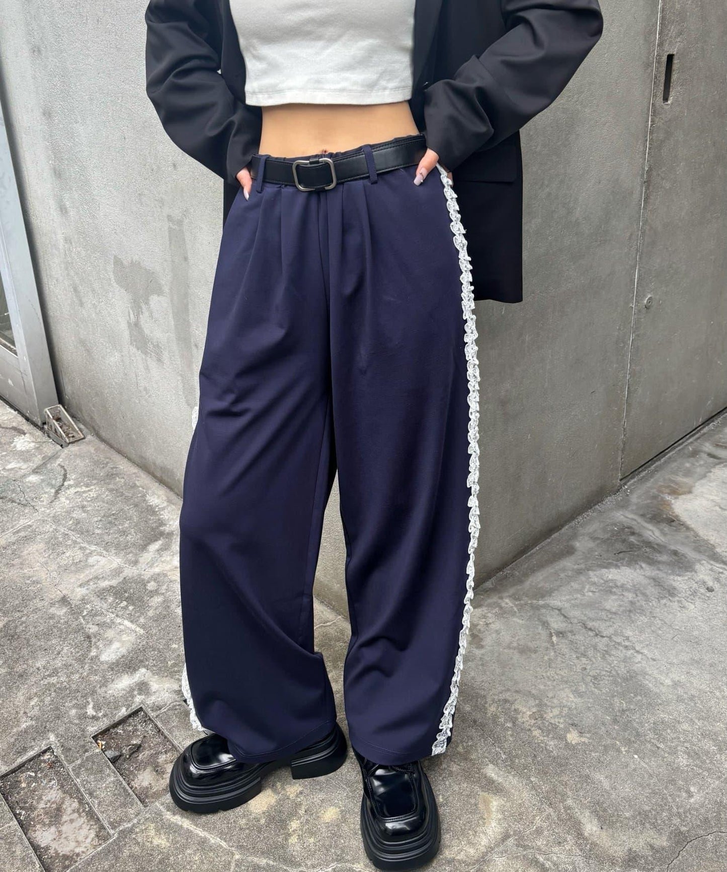 【WHO'S WHO gallery】側邊蕾絲拼接長褲