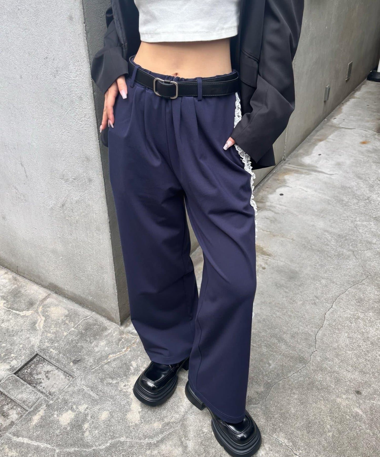 【WHO'S WHO gallery】側邊蕾絲拼接長褲