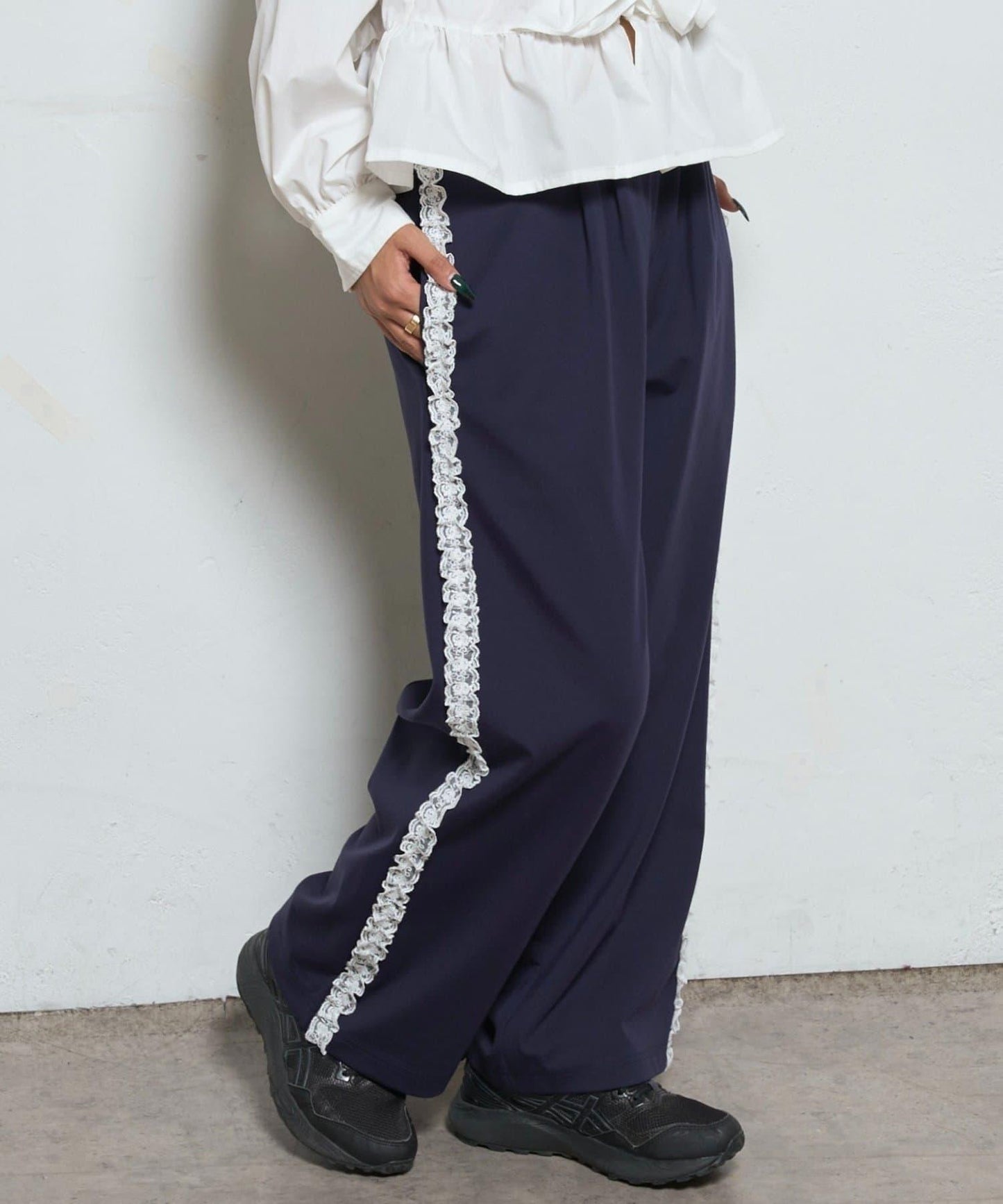 【WHO'S WHO gallery】側邊蕾絲拼接長褲