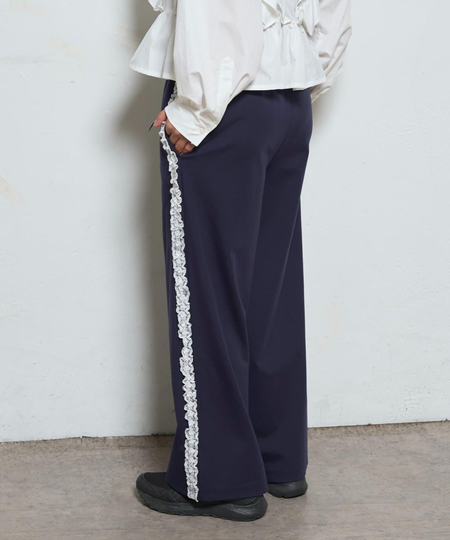 【WHO'S WHO gallery】側邊蕾絲拼接長褲