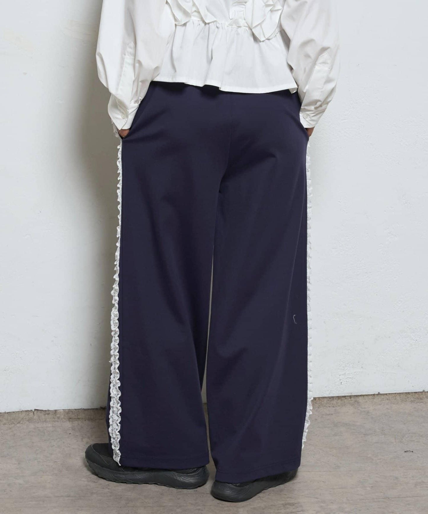 【WHO'S WHO gallery】側邊蕾絲拼接長褲