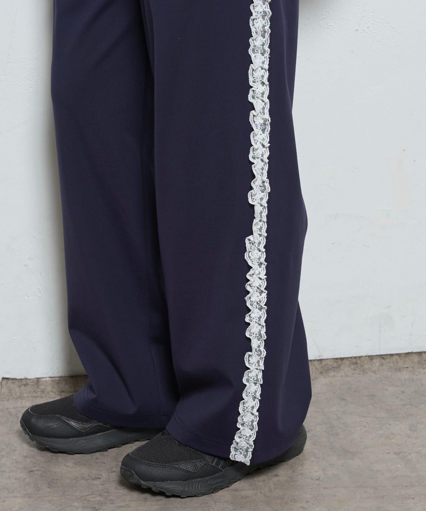 【WHO'S WHO gallery】側邊蕾絲拼接長褲