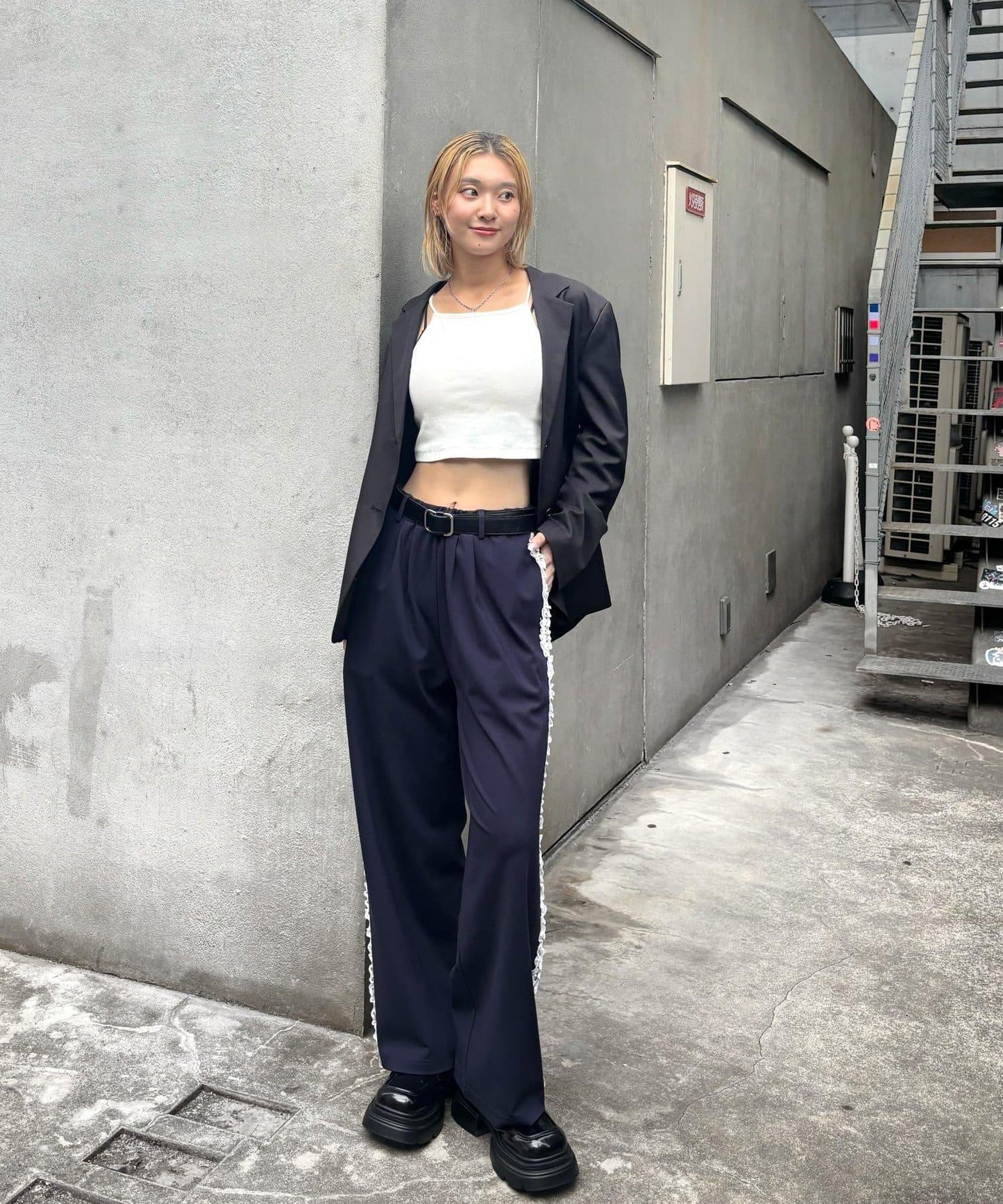 【WHO'S WHO gallery】側邊蕾絲拼接長褲