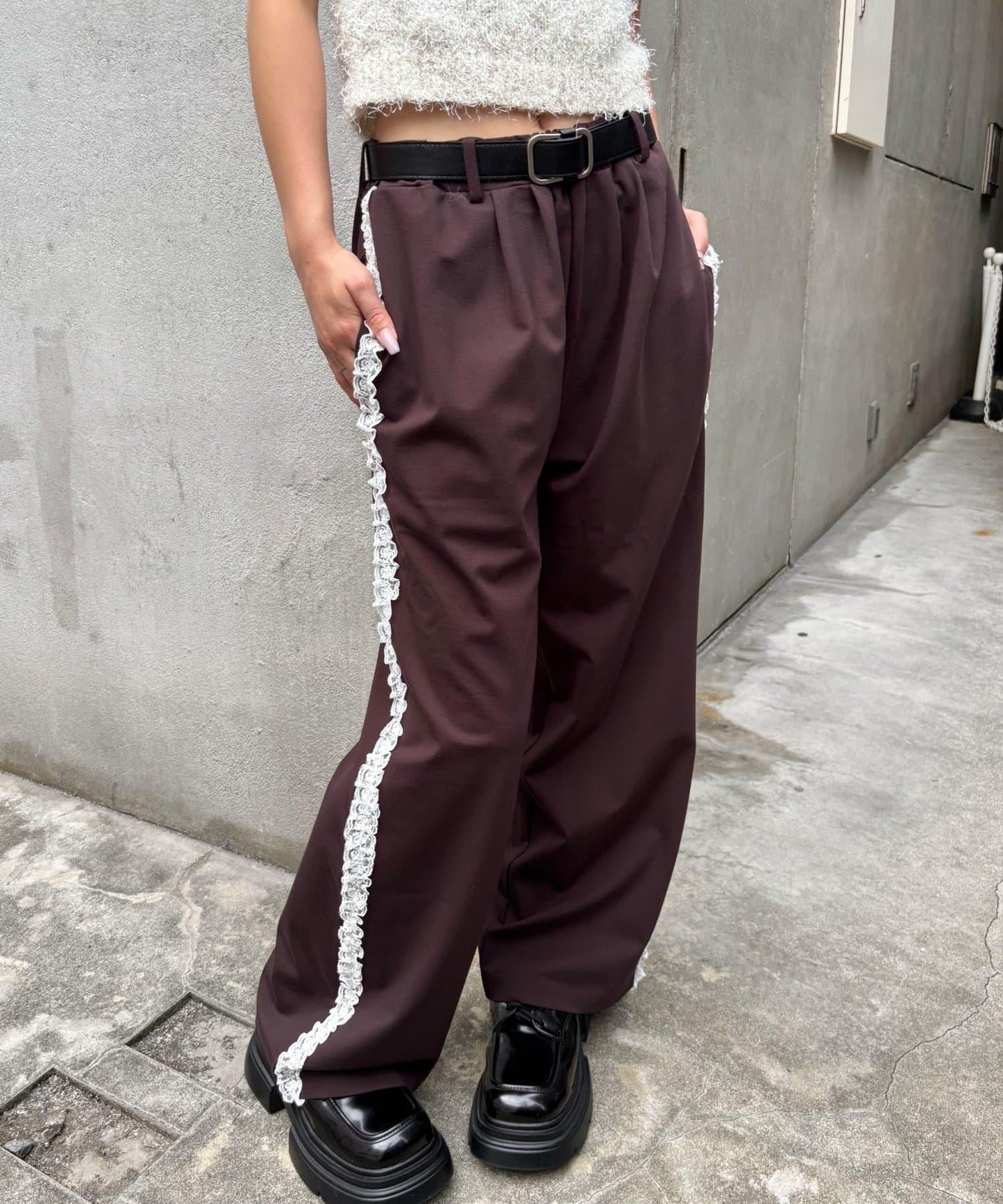 【WHO'S WHO gallery】側邊蕾絲拼接長褲