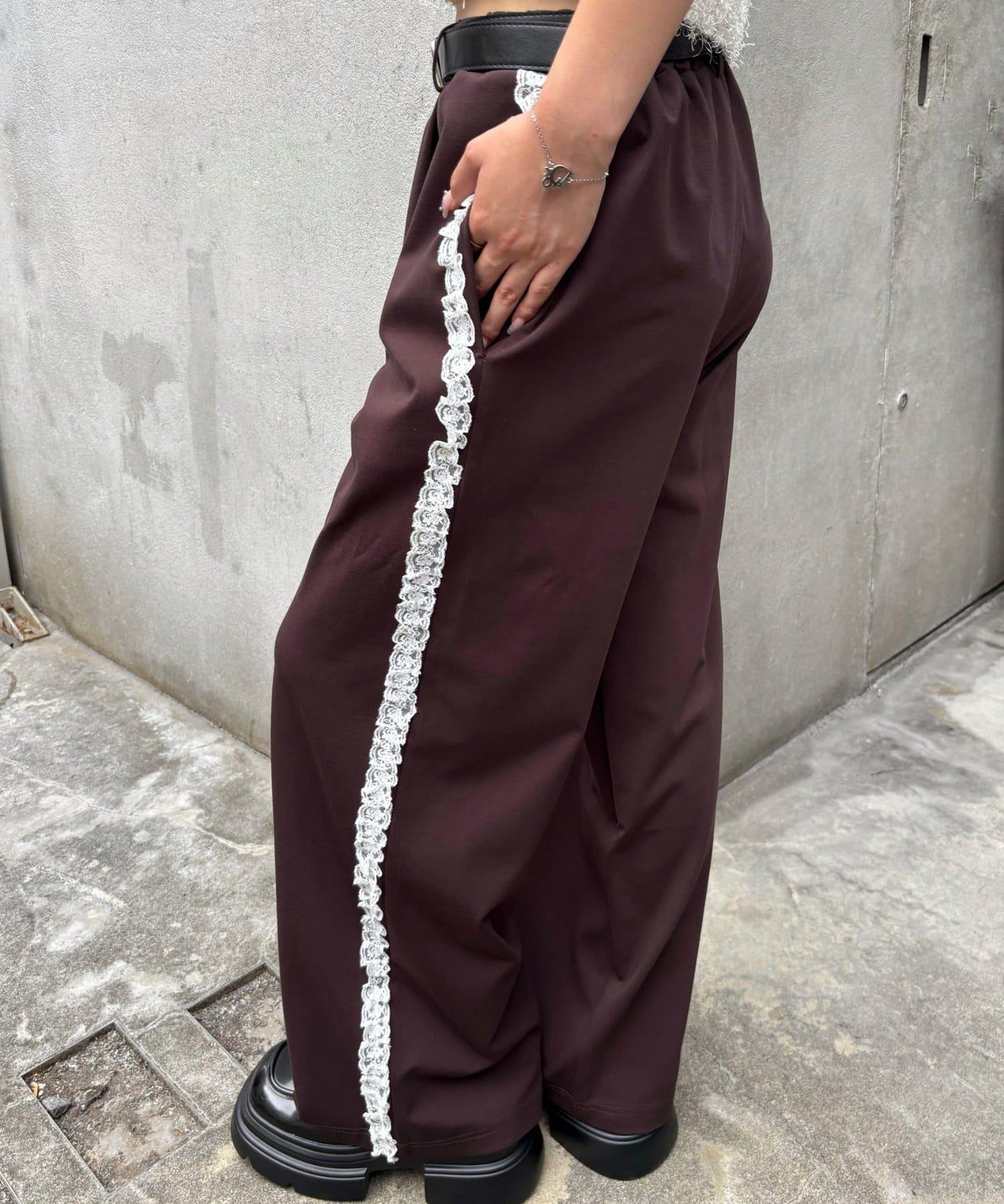 【WHO'S WHO gallery】側邊蕾絲拼接長褲