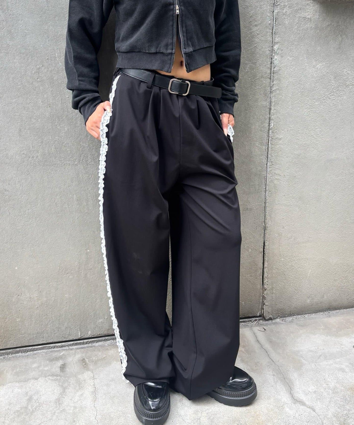 【WHO'S WHO gallery】側邊蕾絲拼接長褲