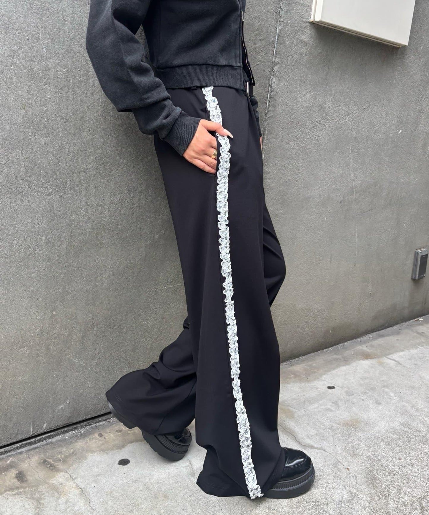 【WHO'S WHO gallery】側邊蕾絲拼接長褲