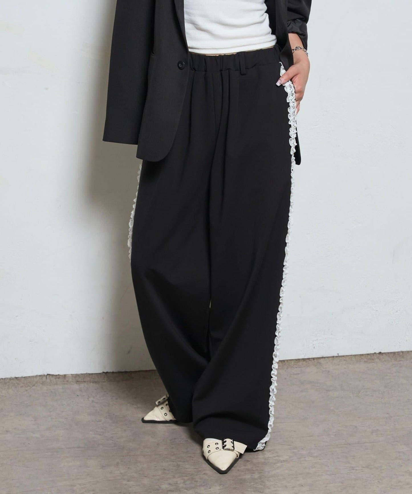 【WHO'S WHO gallery】側邊蕾絲拼接長褲